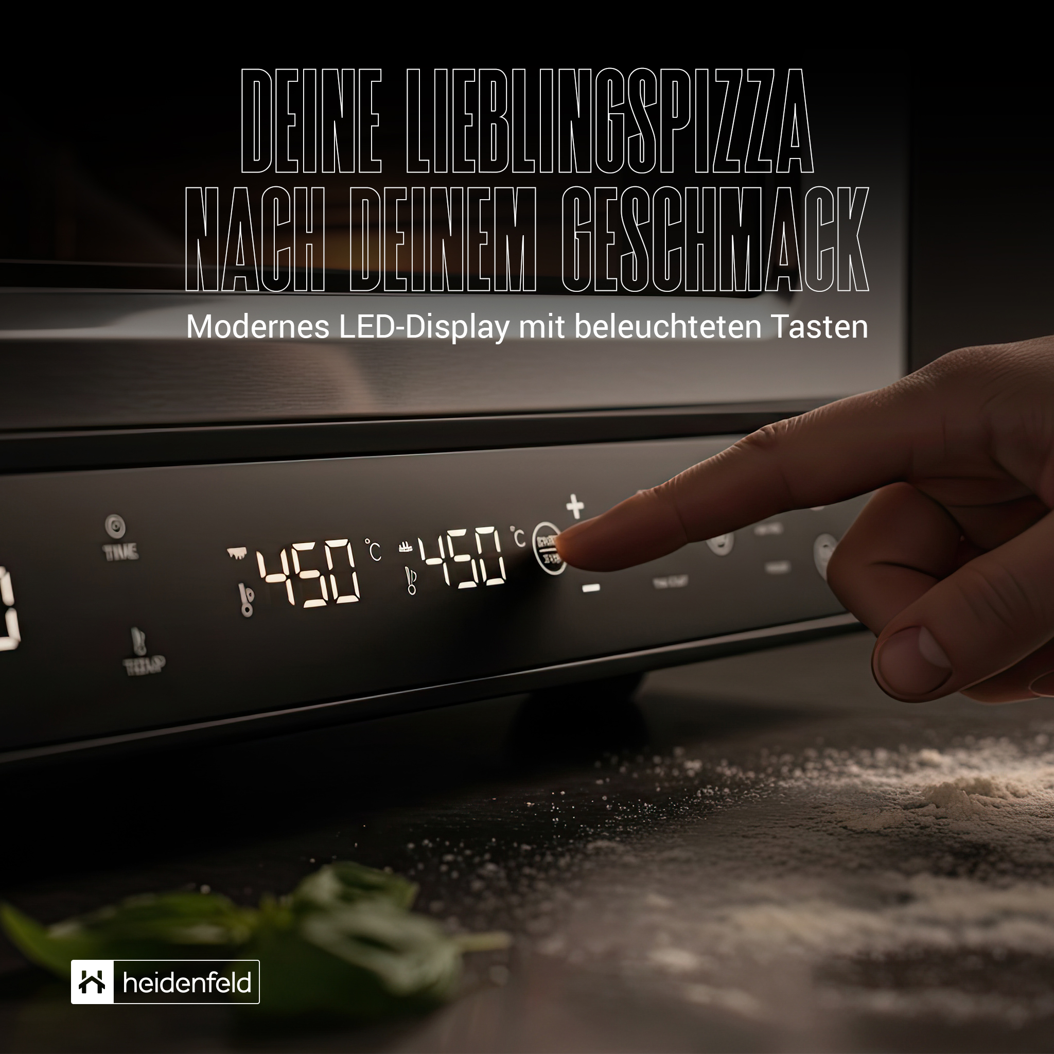 Eine Hand drückt eine Taste auf einem schwarzen Bedienfeld des Ofens. Das Display zeigt 450 Grad Celsius.