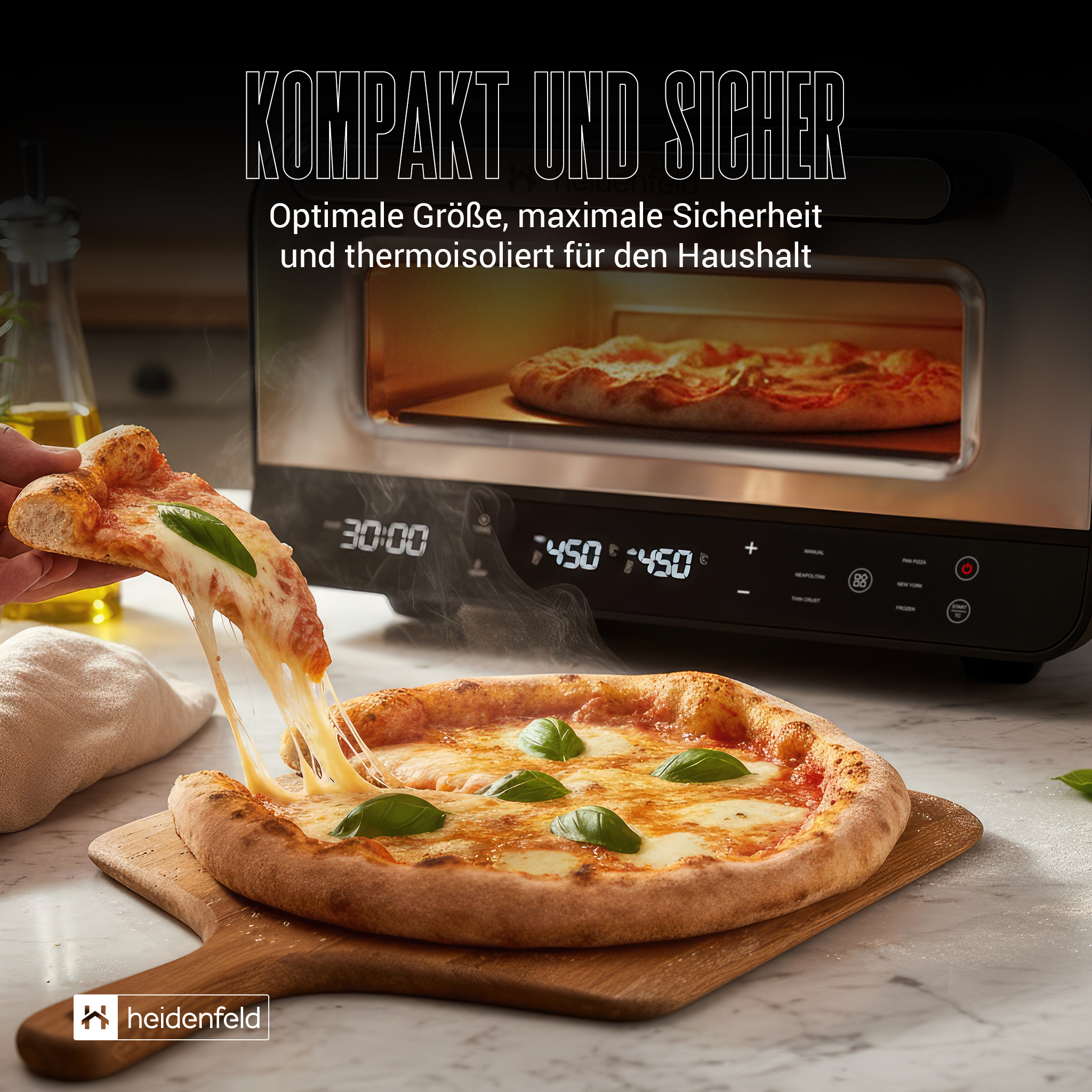 Pizzastück mit gezogenem Käse, Basilikumblätter auf einer Pizza, Ofen im Hintergrund.