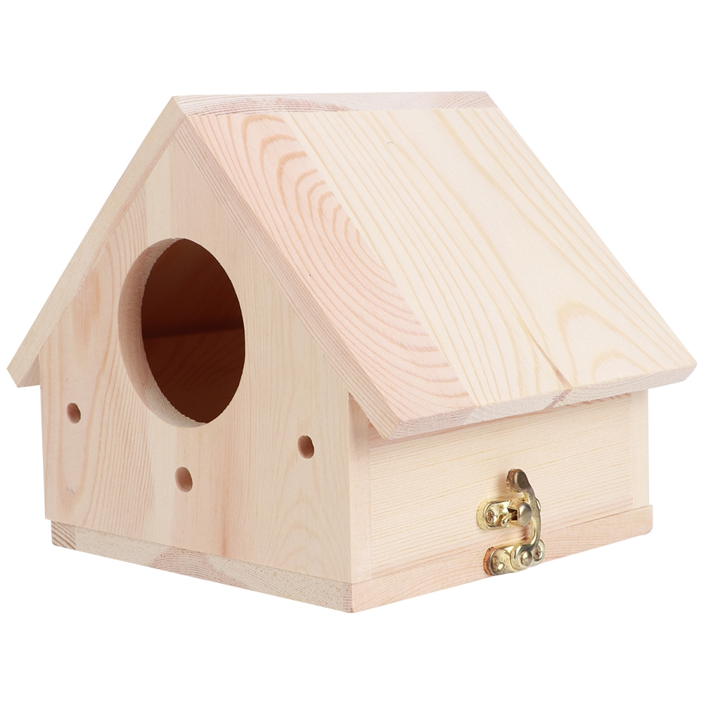 Ein hölzernes Vogelhaus. Es hat ein rundes Eingangsloch und eine kleine Tür mit Metallverschluss. Das Dach ist schräg.