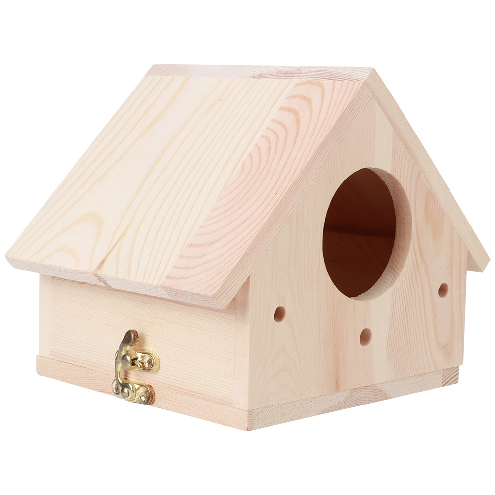 Ein hölzernes Vogelhaus. Es hat ein dreieckiges Dach, ein kreisförmiges Eingangsloch und einen kleinen Metallverschluss. Das Holz ist hell.