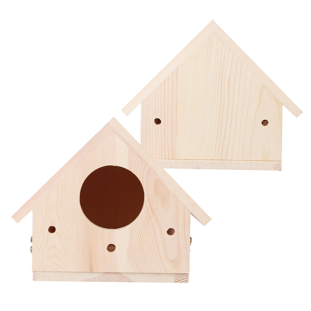 Zwei Vogelhäuser aus Holz. Eines hat ein großes Loch, das andere zwei kleine Löcher. Beide haben ein dreieckiges Dach. Helle Holzfarbe.