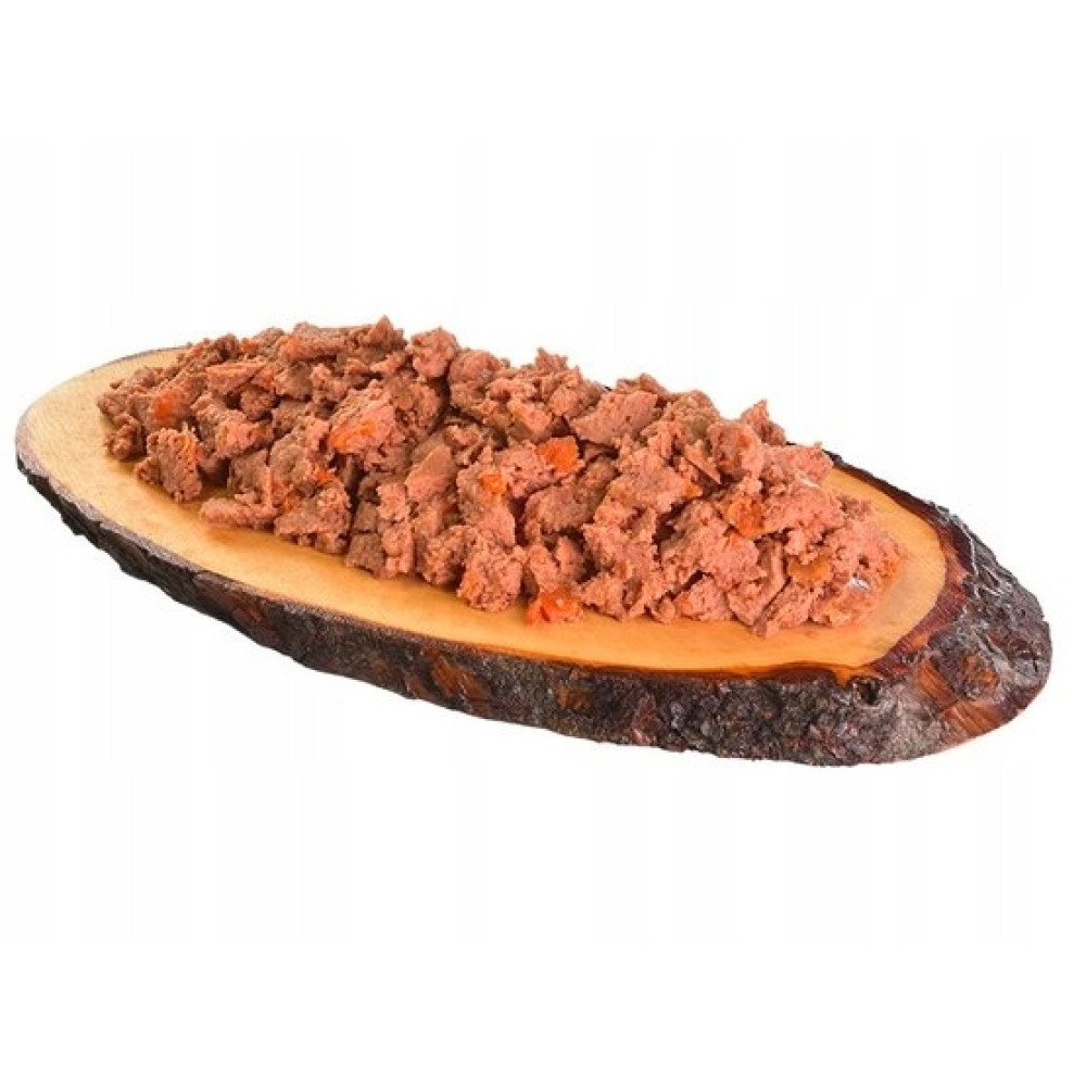 Siekanie mięso na drewnianej tacy. Mięso jest czerwonobrązowe, taca ma ciemną, szorstką krawędź.