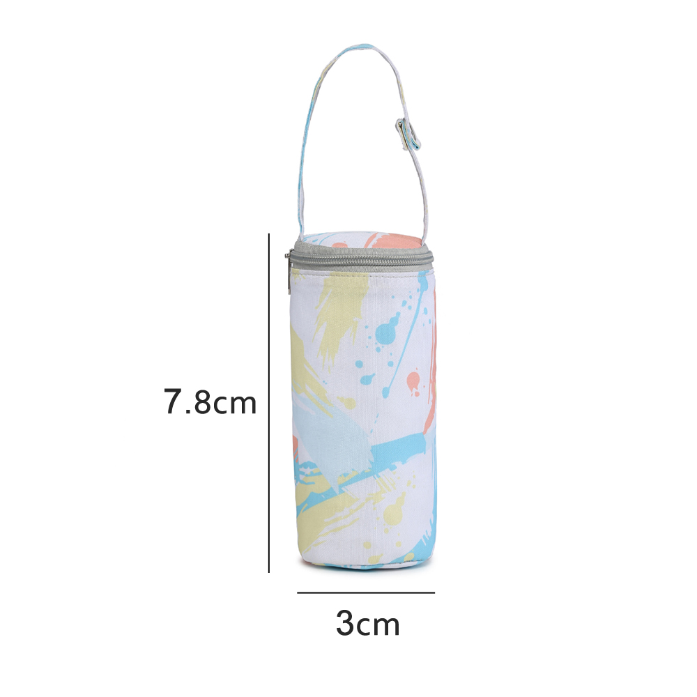 Eine Babyflaschentasche mit Griff. Sie ist zylindrisch, weiß mit bunten Farbspritzern und einem grauen Reißverschluss. Die Tasche ist 7,8 cm hoch und 3 cm breit.