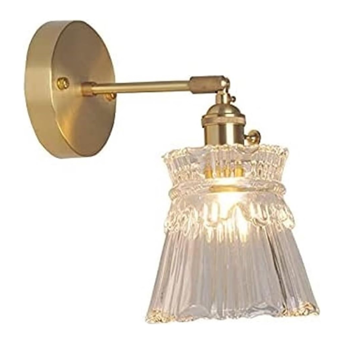 Eine Messing-Wandleuchte mit klarem Glasschirm und dekorativem Rüschenrand. Die Lampe ist an einer weißen Wand montiert.