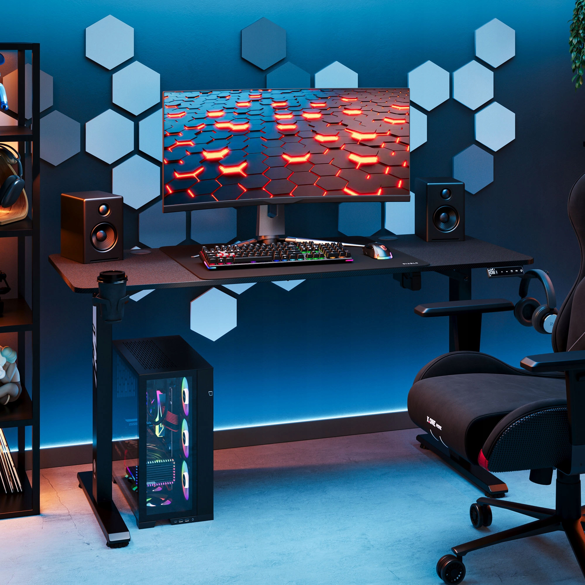 Konfiguracja do gier z komputerem, monitorem, głośnikami, klawiaturą i krzesłem do gier na niebieskiej ścianie.