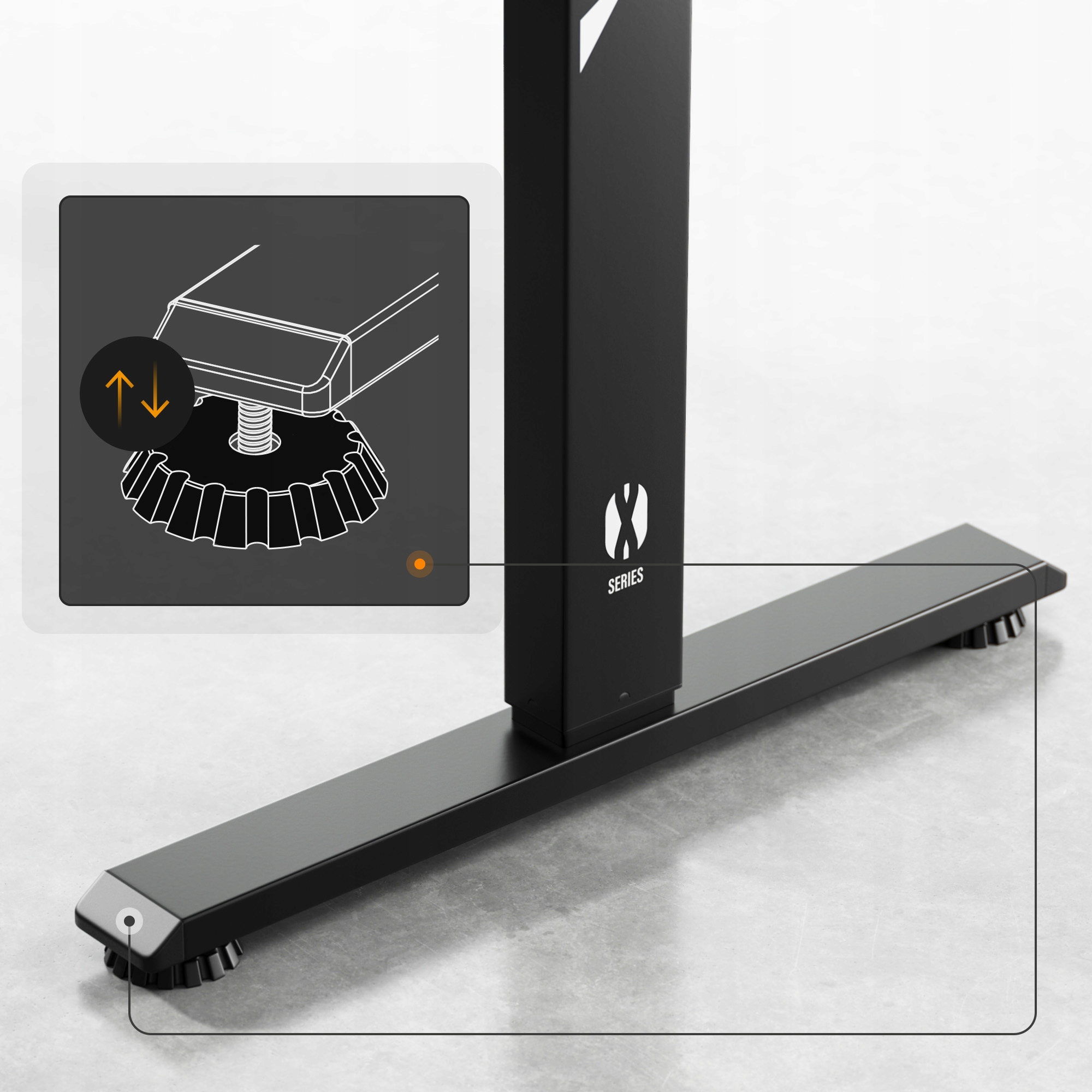 Czarna noga biurka ze schematem pokazującym regulację wysokości. Noga stoi na podstawie z logo serii.