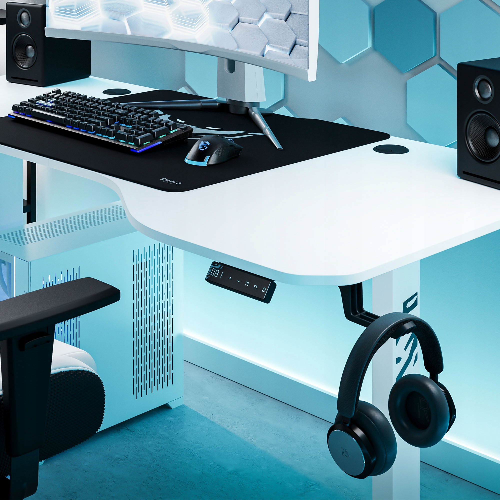 Nowoczesny zestaw do gier. Zawiera klawiaturę, mysz, monitor, głośniki i słuchawki. Białe biurko z niebieskimi akcentami.