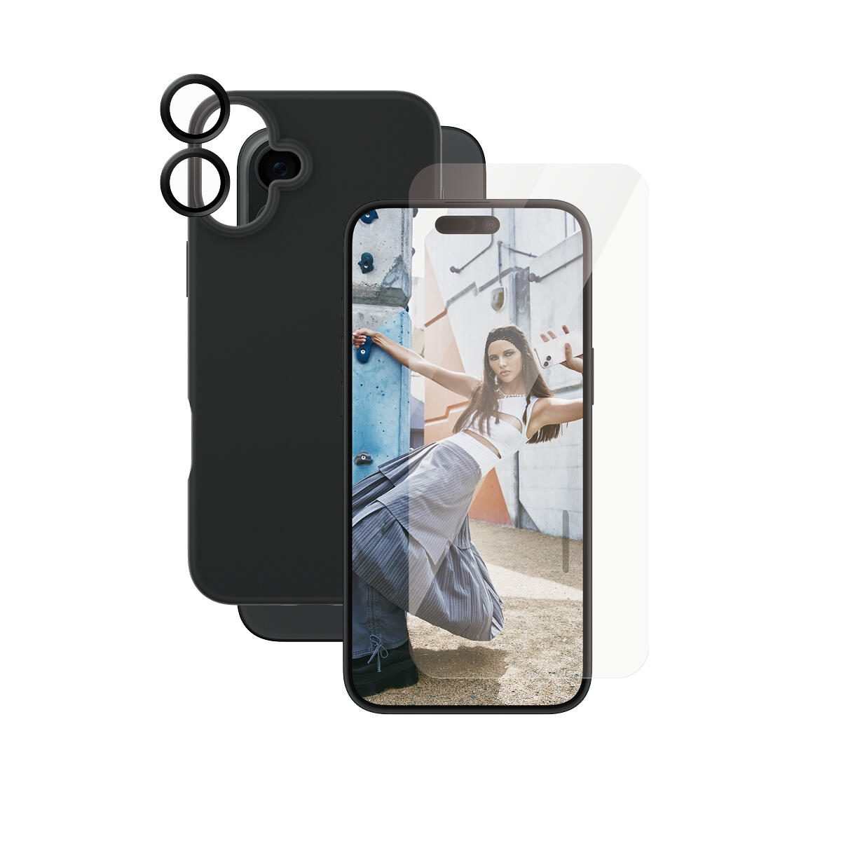 Un telefono con protezione schermo e custodia. Sullo schermo, una donna con top bianco e gonna si appoggia a un muro blu.