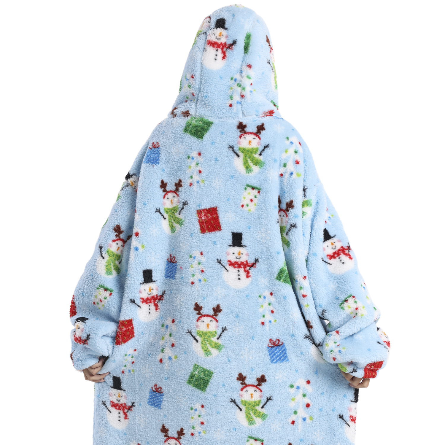 Una persona lleva un mono con capucha azul claro cubierto de muñecos de nieve, árboles de Navidad y patrones de regalos. El fondo es blanco.