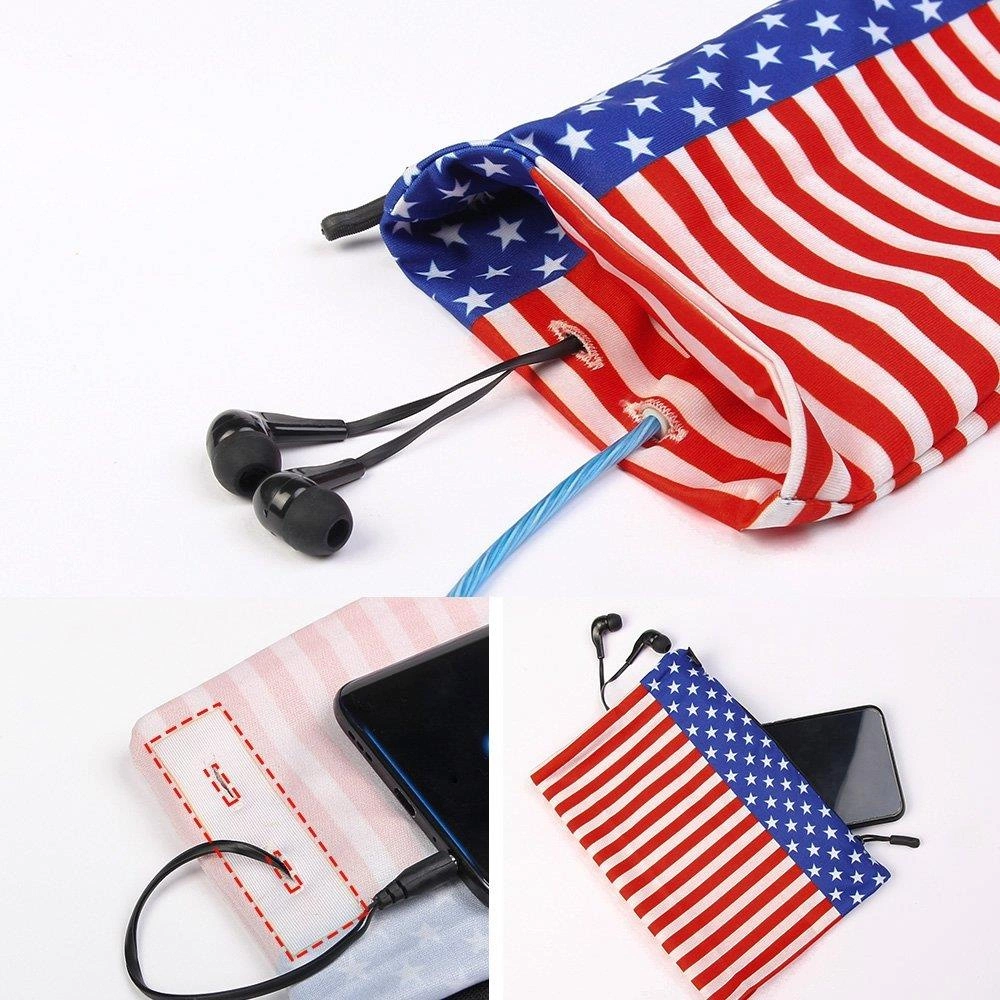 Ein Beutel mit amerikanischer Flagge, Kopfhörern und einem Telefon. Der Beutel ist rot-weiß gestreift mit blauem Sternenfeld. Schwarze Ohrhörer.