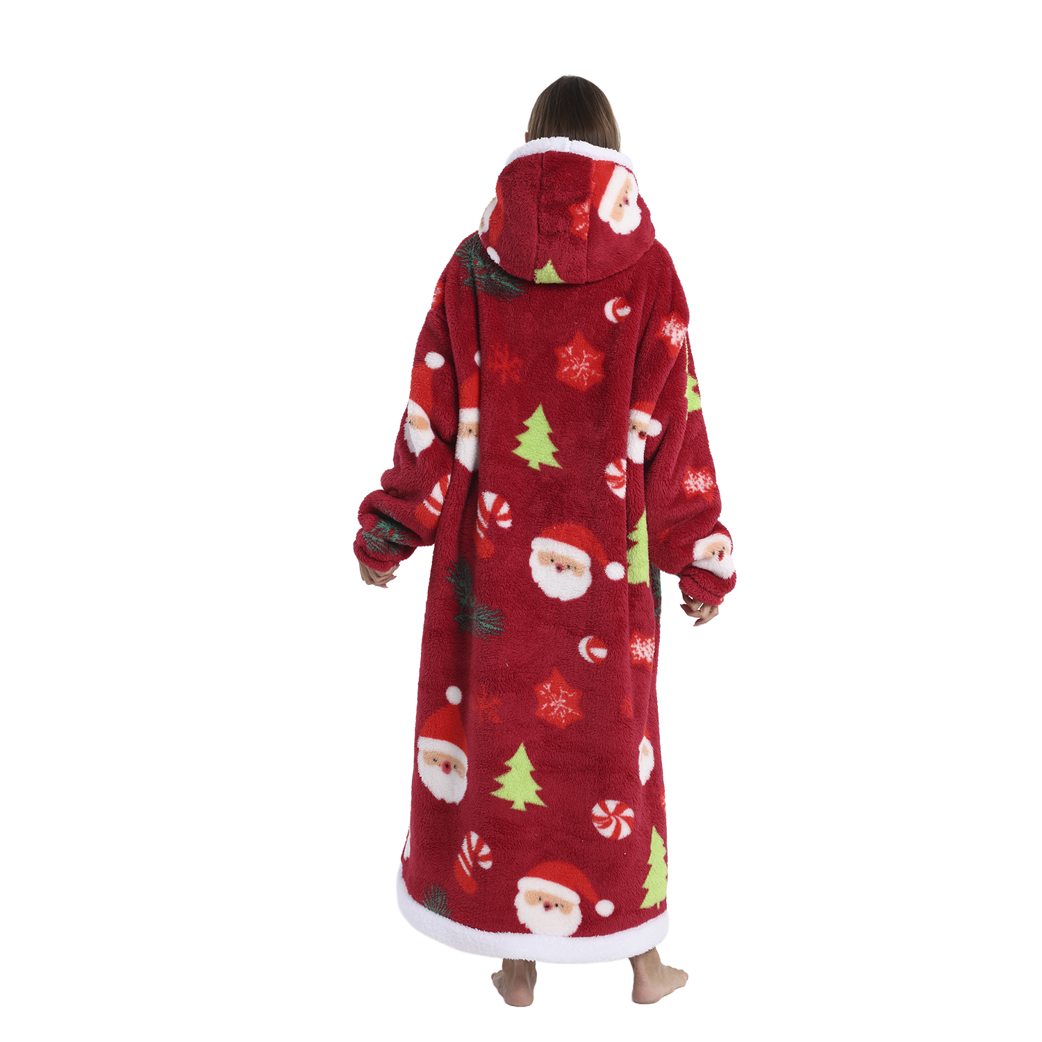Una persona con una sudadera con capucha roja navideña con Santa, árboles y patrones de copos de nieve. Ribete blanco en la capucha y el dobladillo.