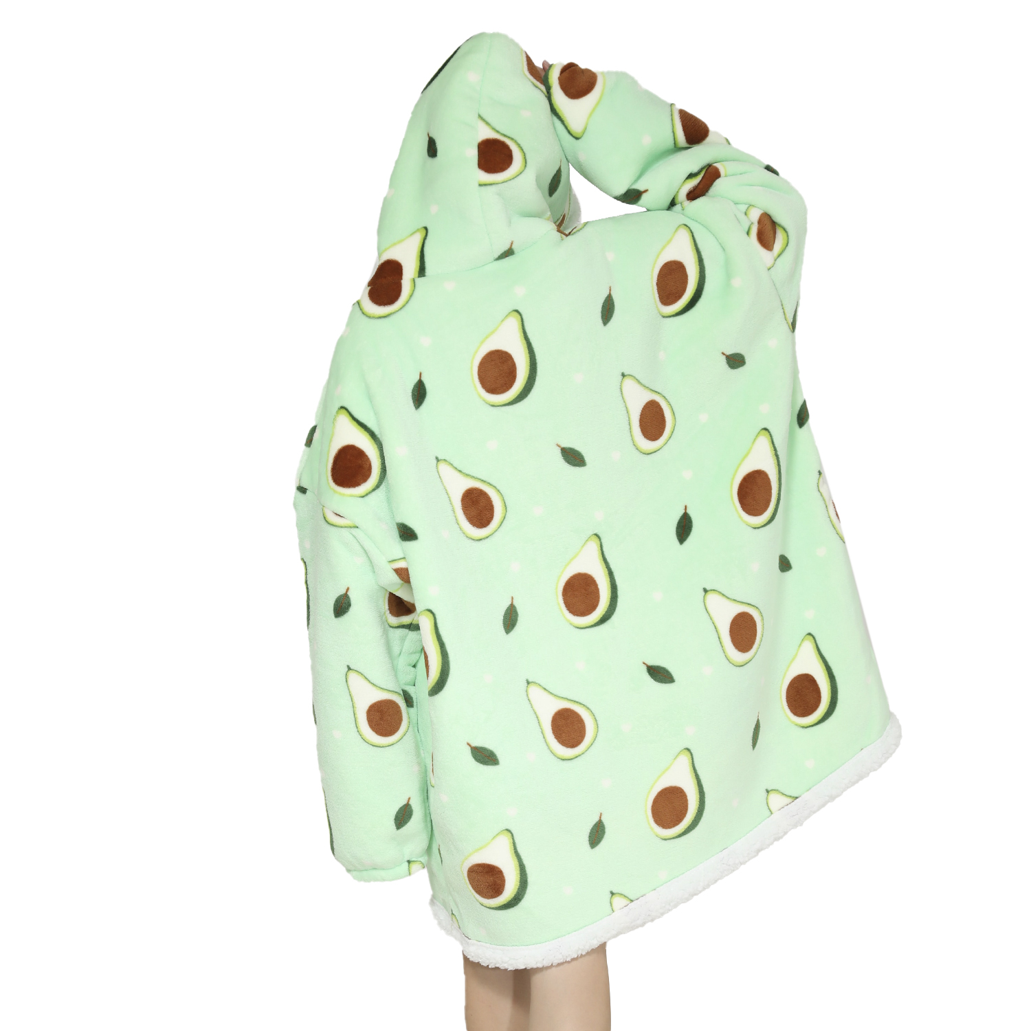 Una persona con una sudadera con capucha verde con estampado de aguacate. La sudadera tiene ribetes blancos y está sobre fondo blanco.