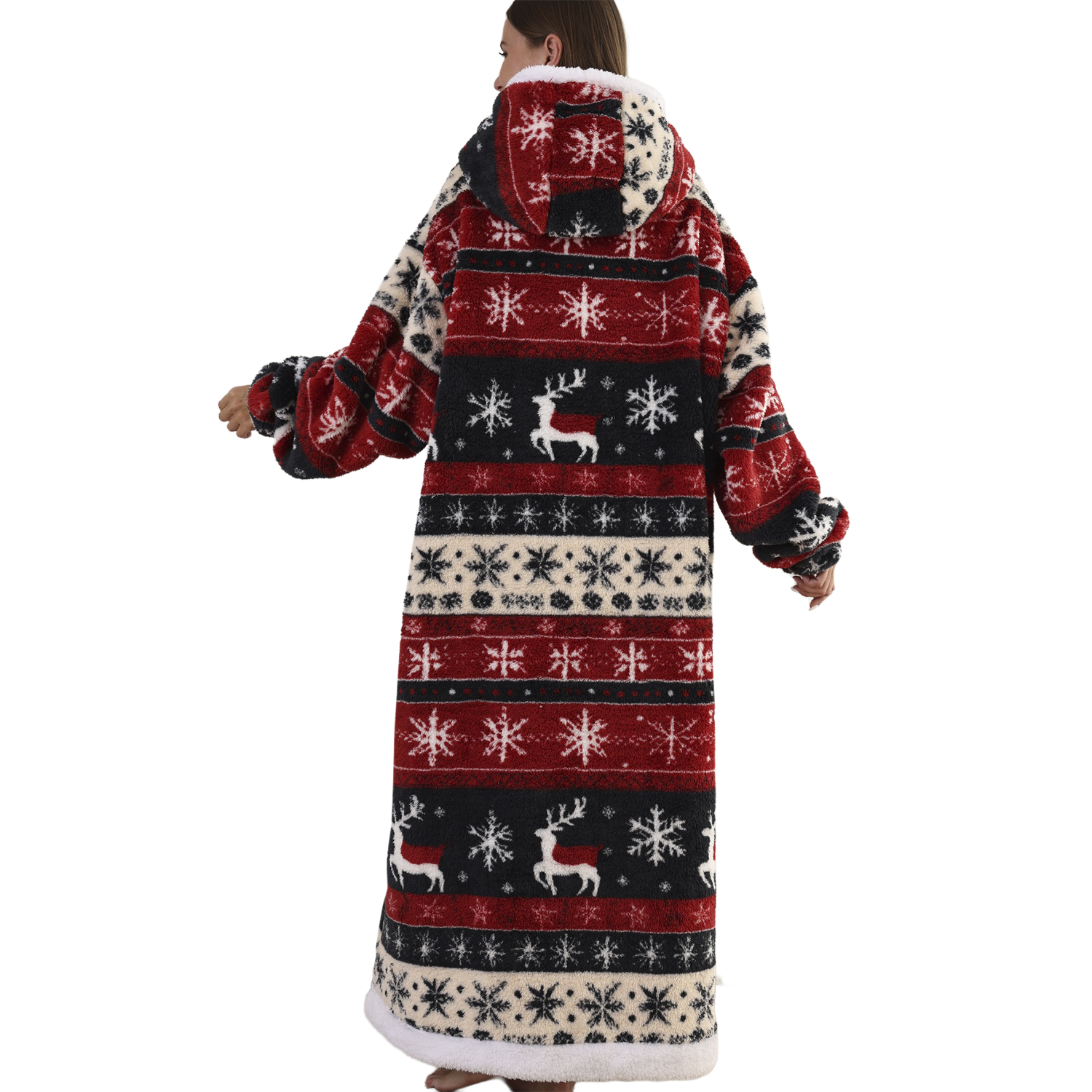 Una persona indossa una coperta con cappuccio a fantasia rossa, nera e bianca. Il motivo include fiocchi di neve e renne, con finiture in pelliccia bianca.