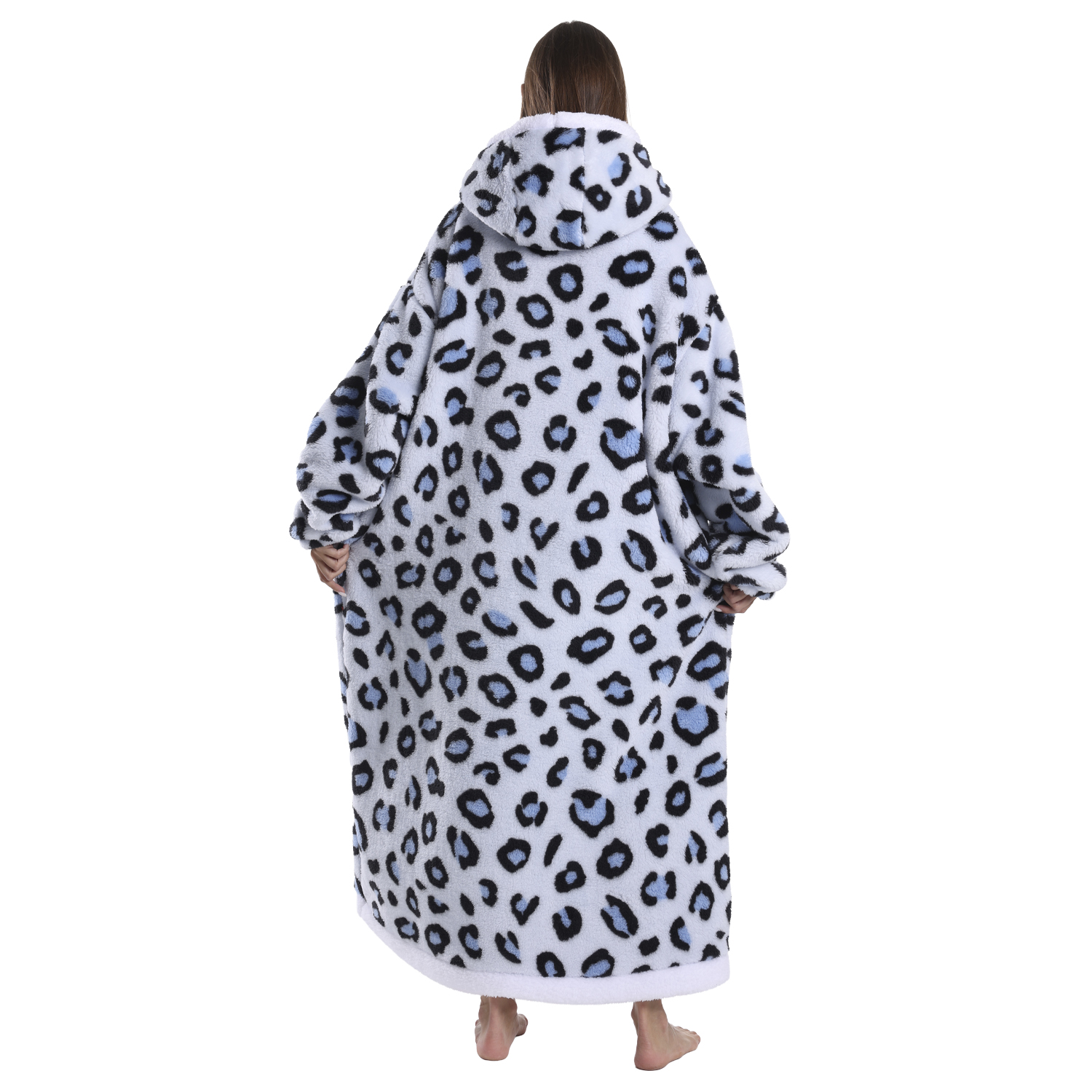Una persona indossa una lunga coperta con cappuccio a stampa leopardata. La persona è di spalle, a piedi nudi su sfondo bianco.