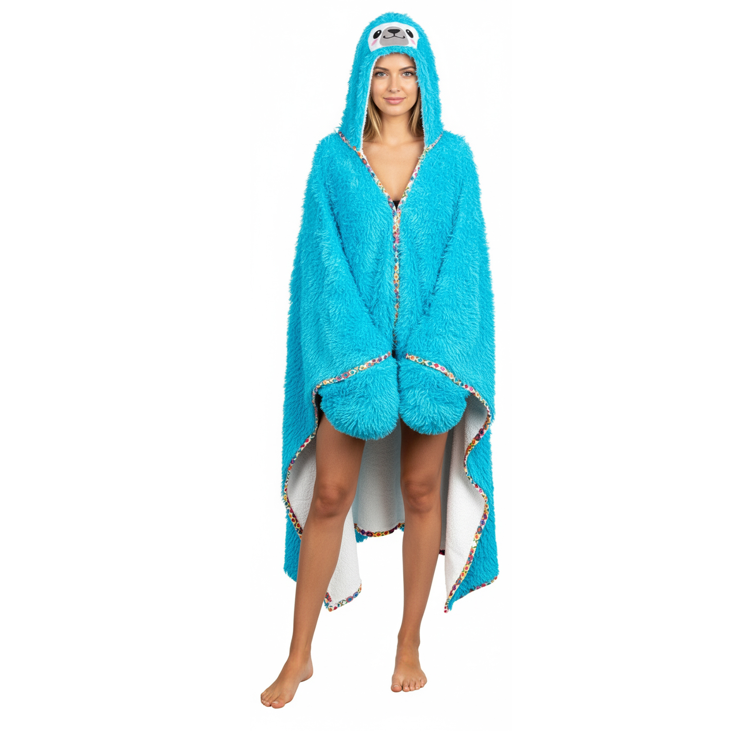 Una donna in piedi indossa una coperta con cappuccio blu a tema bradipo. Il cappuccio presenta una faccia di bradipo. Ha gambe e piedi nudi.