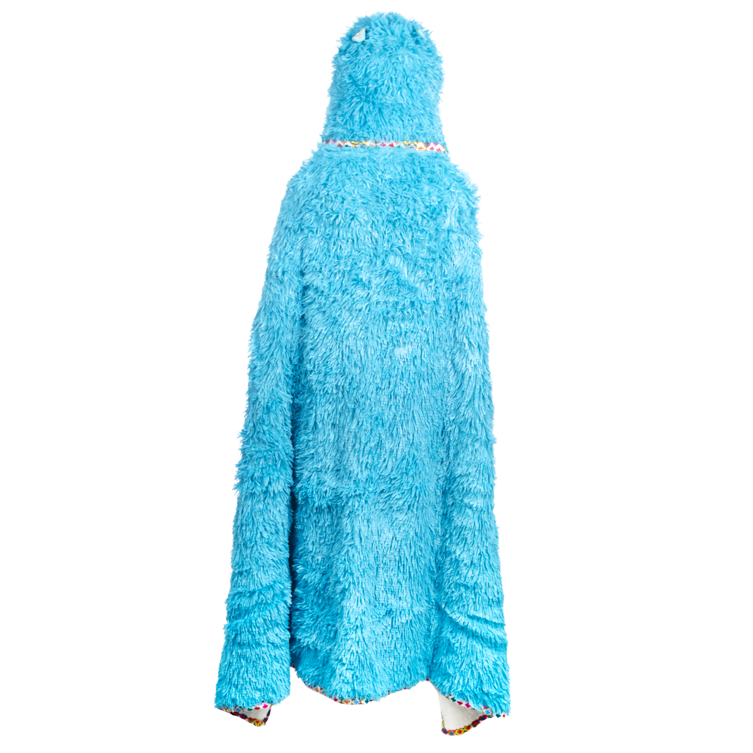 Una soffice coperta con cappuccio blu è appesa su uno sfondo bianco. Il cappuccio ha delle piccole orecchie. L'orlo ha motivi colorati.