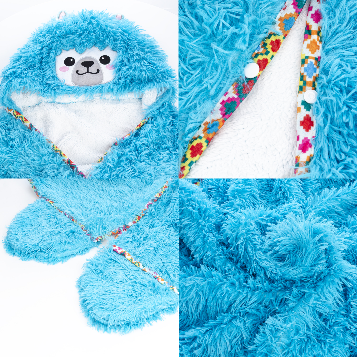 Una coperta con cappuccio a forma di lama blu. Ha una fodera interna bianca, bordi colorati e bottoni bianchi. È su sfondo bianco.