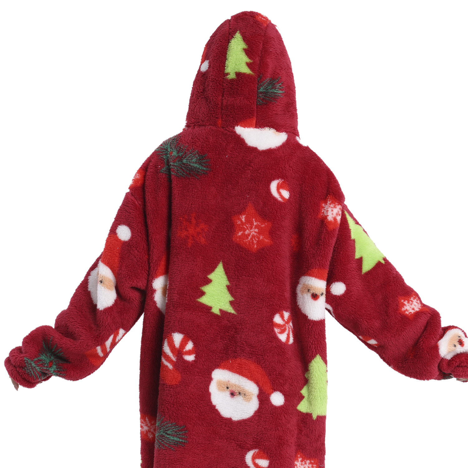 Una tuta natalizia rossa con Babbo Natale, alberi e motivi a fiocco di neve. Ha cappuccio e maniche lunghe, isolata su bianco.