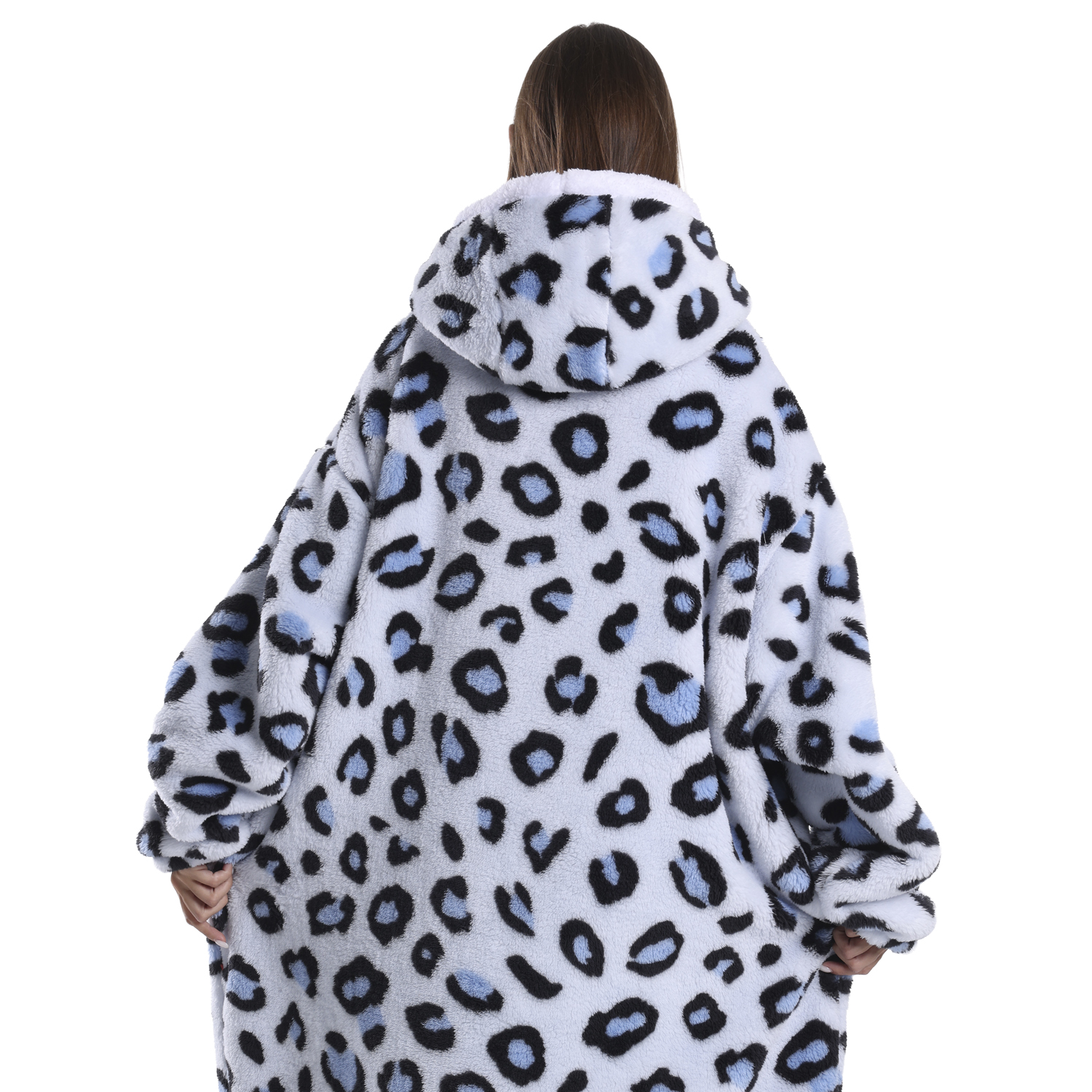 Una persona vista da dietro indossa una felpa con cappuccio a stampa leopardata blu chiaro. Il cappuccio è alzato e si trova su uno sfondo bianco.