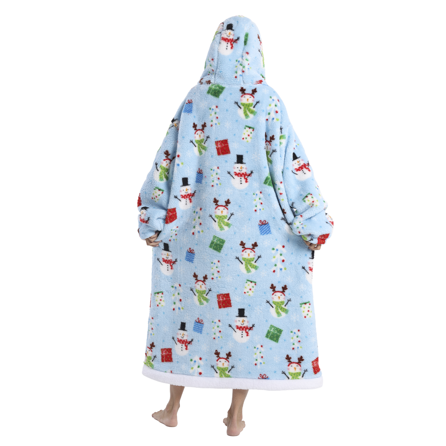Persona con una coperta con cappuccio azzurro chiaro con motivi di pupazzi di neve e regali. Rifinitura bianca in basso. Piedi nudi su sfondo bianco.
