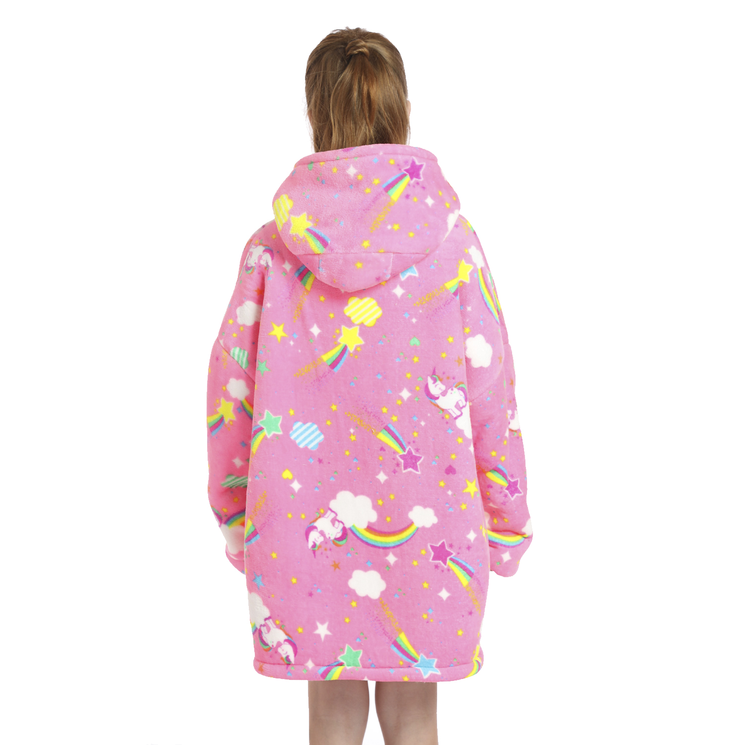 Una persona lleva una bata con capucha rosa con estampados de unicornios, estrellas, nubes y arcoíris, sobre un fondo blanco.