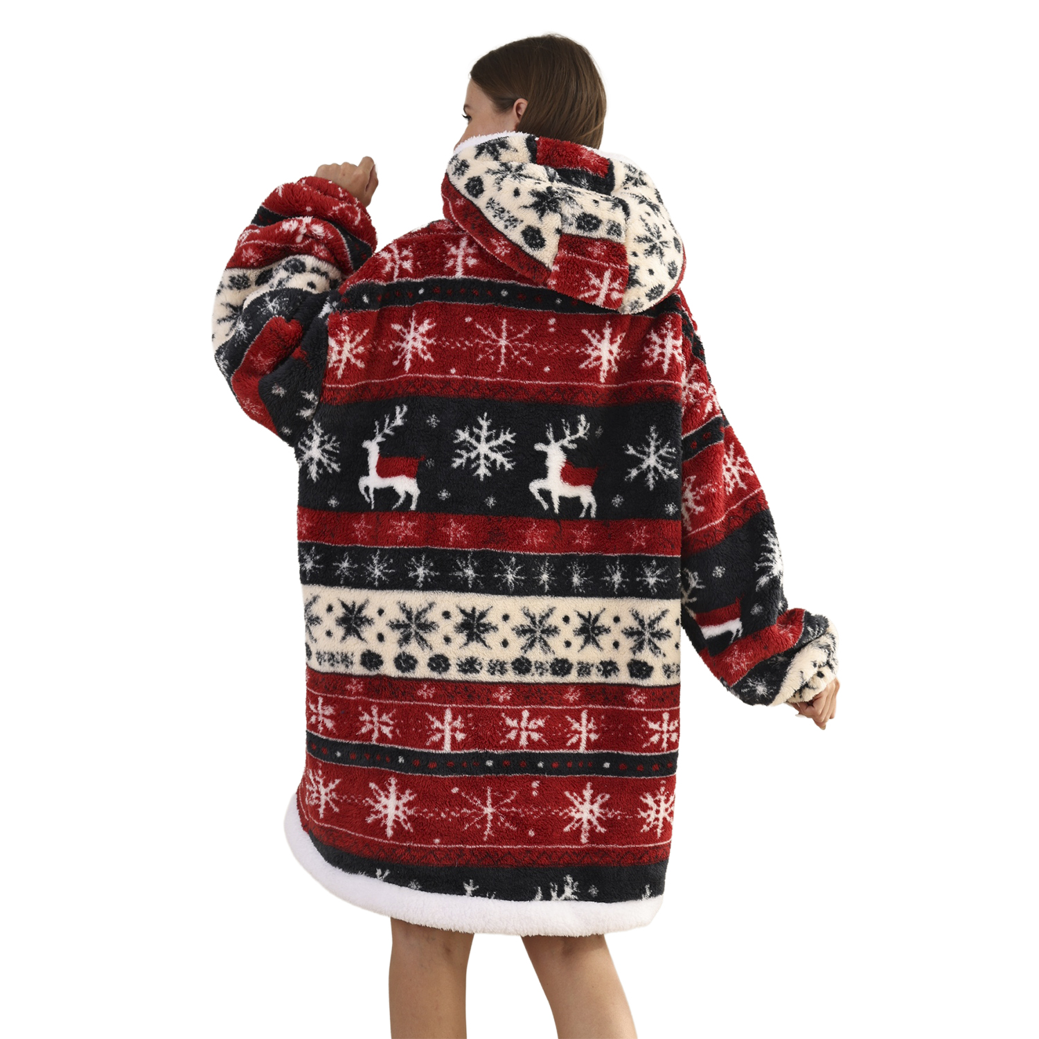 Una persona lleva una sudadera con capucha navideña roja, negra y blanca, con renos y copos de nieve, vista desde atrás.
