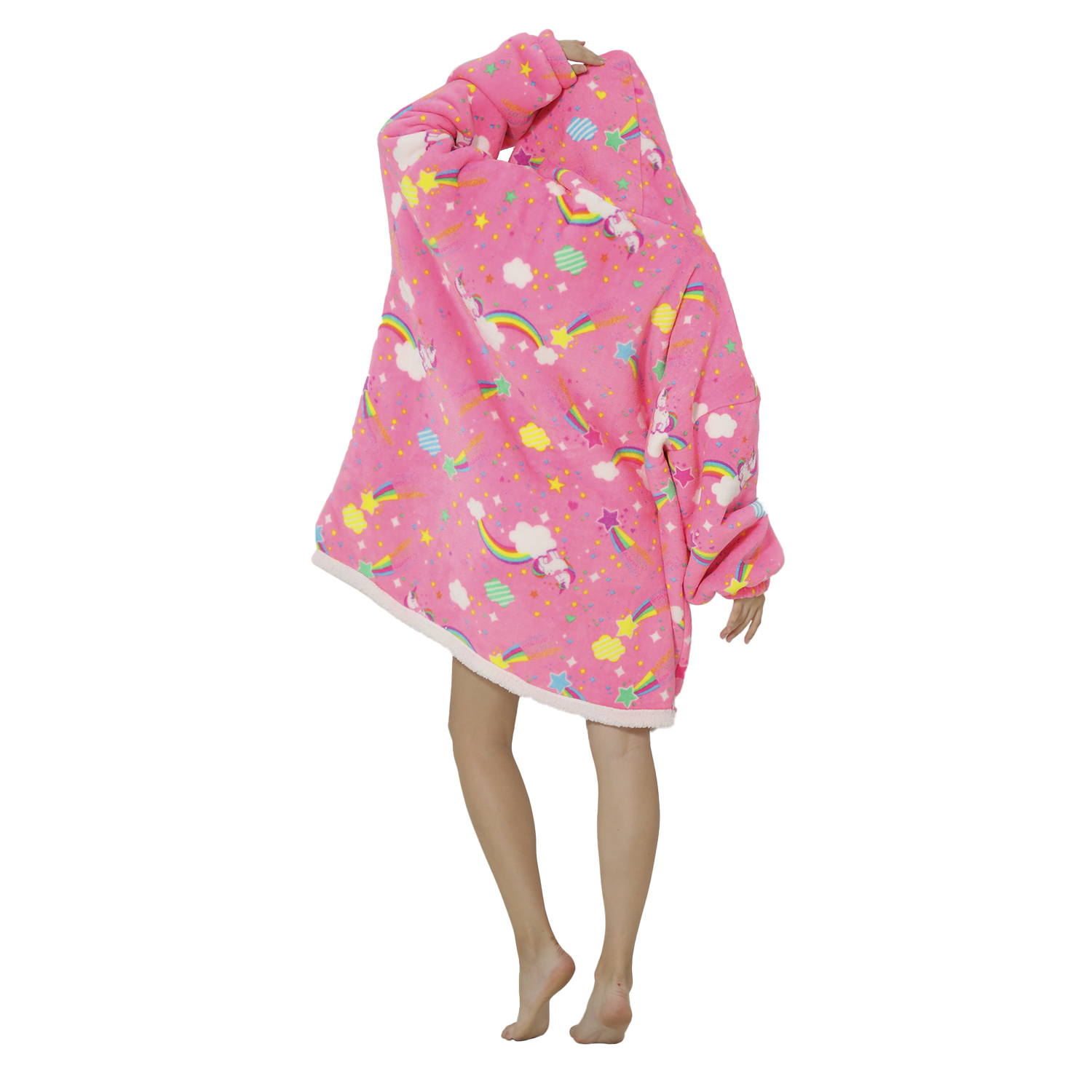 Una persona indossa una coperta con cappuccio rosa con un motivo di unicorno e arcobaleno, gambe visibili, su sfondo bianco.