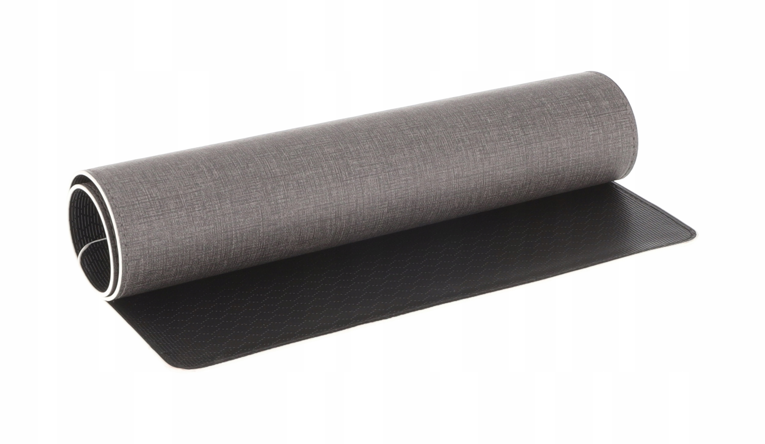 Zwinięta szara mata do jogi z białym obramowaniem jest częściowo rozwinięta na białej powierzchni.