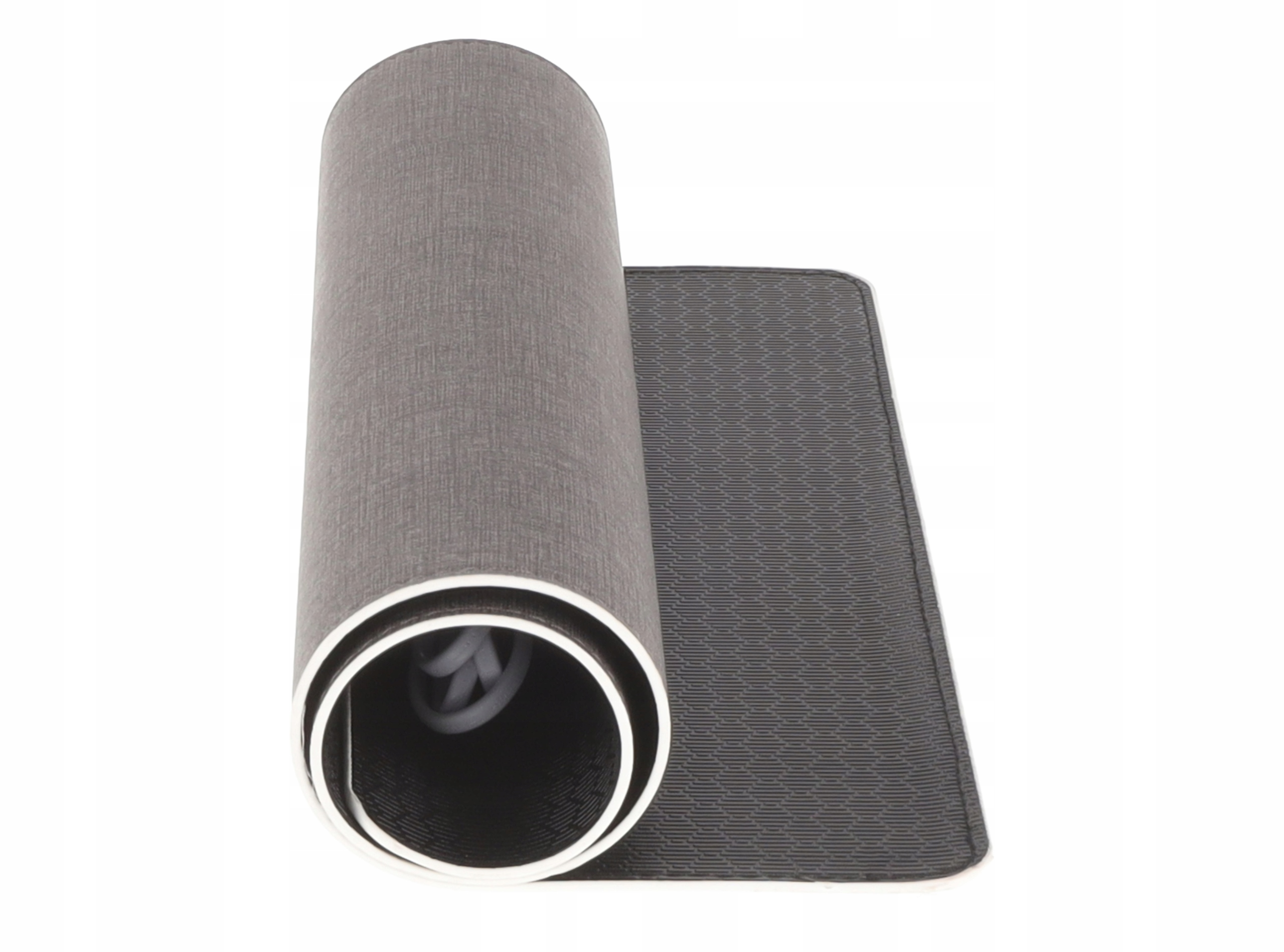 Szara zwinięta mata na białym tle. Mata jest rozwinięta po prawej stronie.