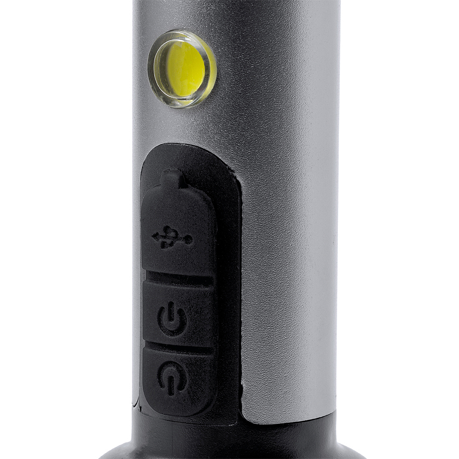 Primer plano de una linterna plateada con botones negros. Hay una luz amarilla en la parte superior. Los botones tienen símbolos de encendido y USB.