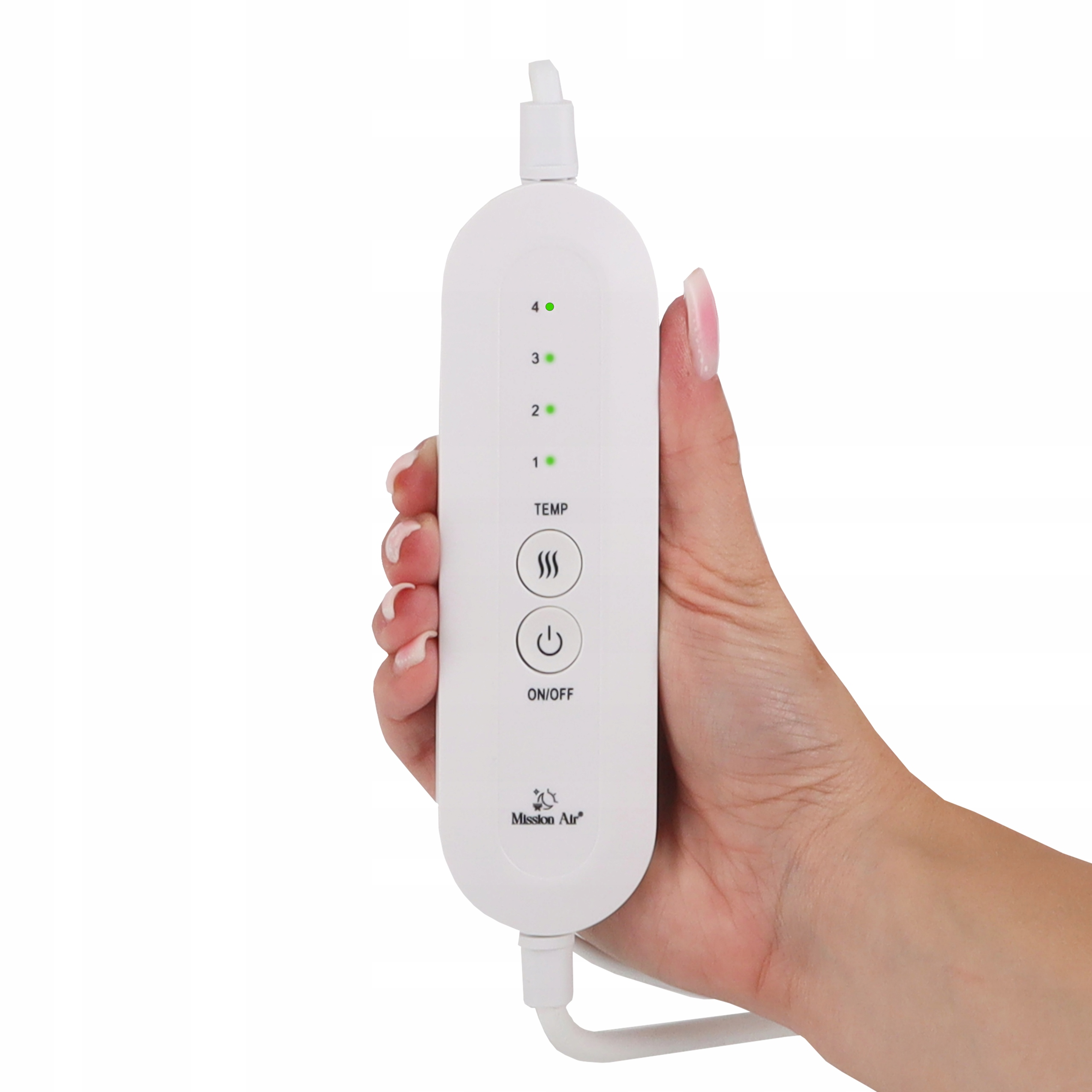 Dłoń trzyma biały panel sterowania. Ma przyciski, światła i tekst 'Mission Air'. Tło jest białe.
