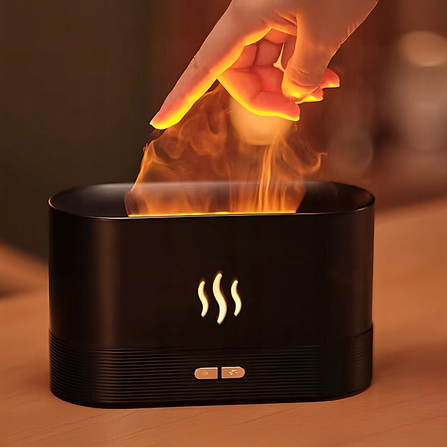 Una mano tocca un effetto fiamma su un dispositivo nero. La fiamma è arancione. Sul dispositivo sono visibili pulsanti e simboli di fiamma.