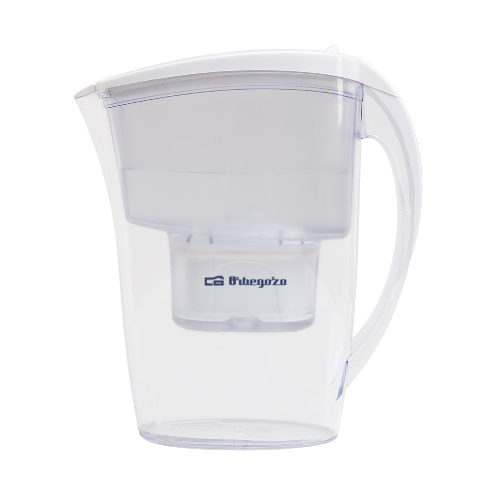 Una jarra filtradora de agua transparente con tapa y asa blancas. La jarra contiene agua filtrada. El nombre de la marca es visible en el filtro.