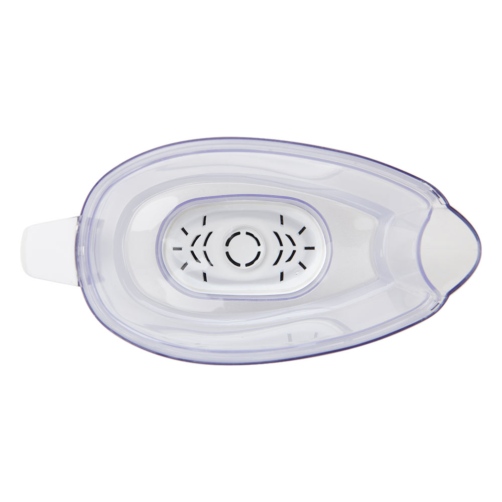 Una jarra de filtro de agua transparente de plástico. Tiene una sección de filtro blanca con agujeros negros. La jarra tiene un asa y un pico.