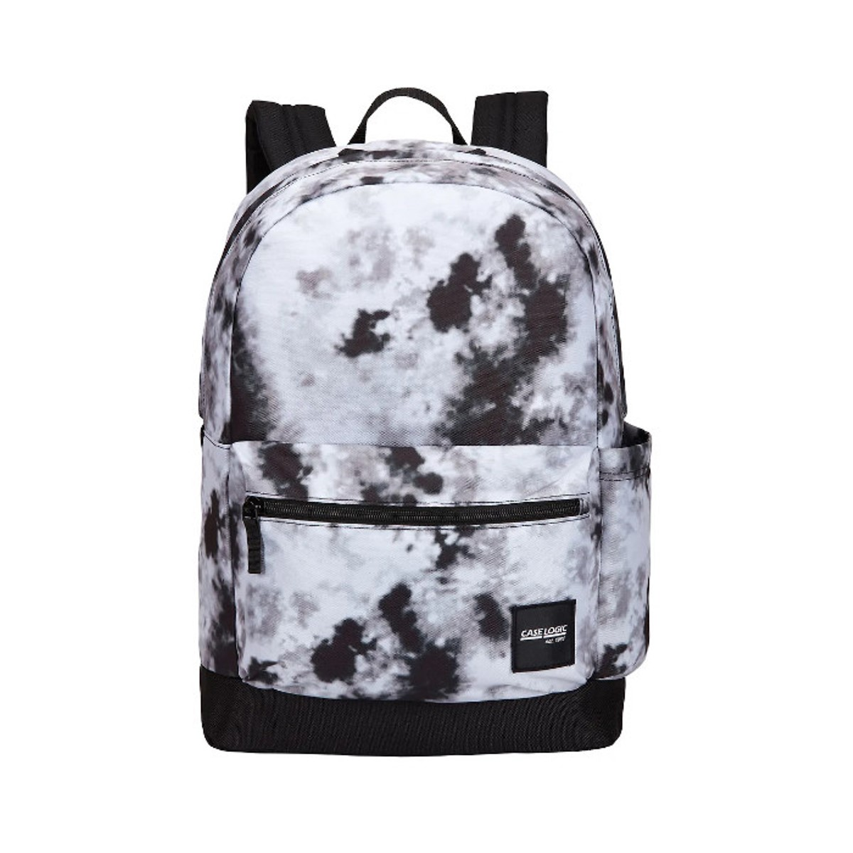 Ein Rucksack mit einem weißen, schwarzen und grauen Batikmuster. Er hat schwarze Träger, einen schwarzen Boden und eine Vordertasche mit Reißverschluss.