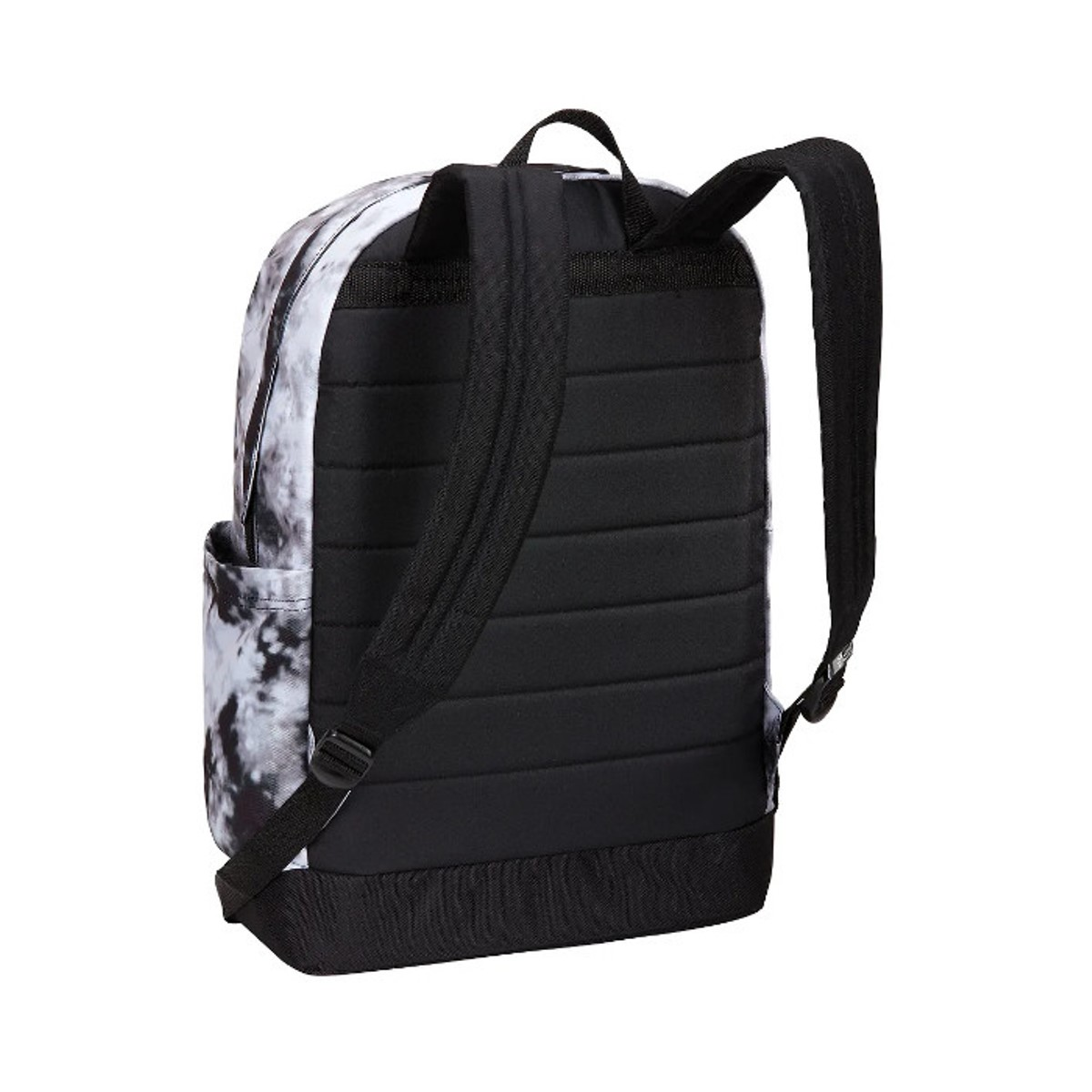 Ein Rucksack mit einem schwarz-weißen Batikmuster. Er hat schwarze Träger und eine gepolsterte Rückseite. Der Hintergrund ist weiß.