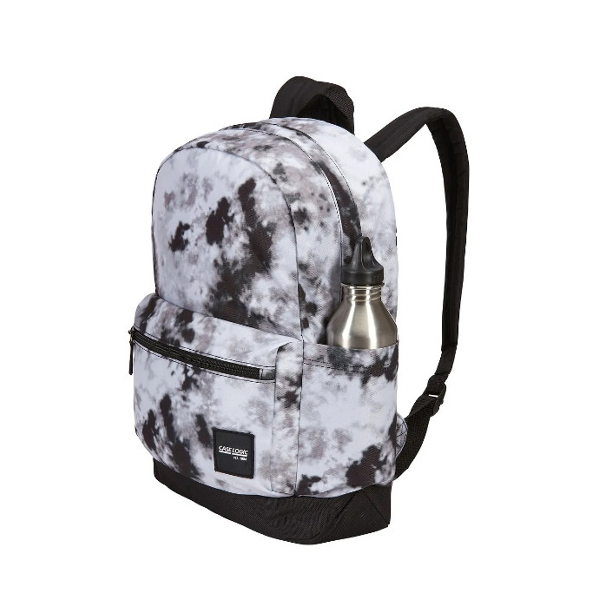 Ein Rucksack mit einem weißen, schwarzen und grauen Batikmuster. Er hat schwarze Träger und eine Seitentasche mit einer silbernen Wasserflasche.
