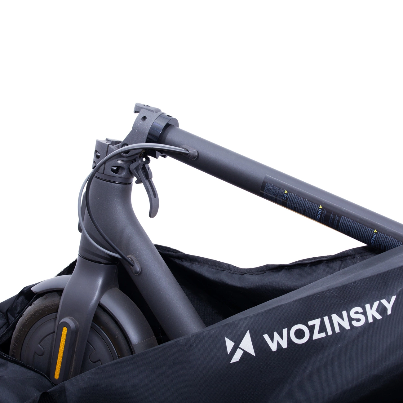 Ein grauer Elektroroller befindet sich teilweise in einer schwarzen Tasche mit der Aufschrift 'WOZINSKY'. Der Lenker des Rollers ist sichtbar.