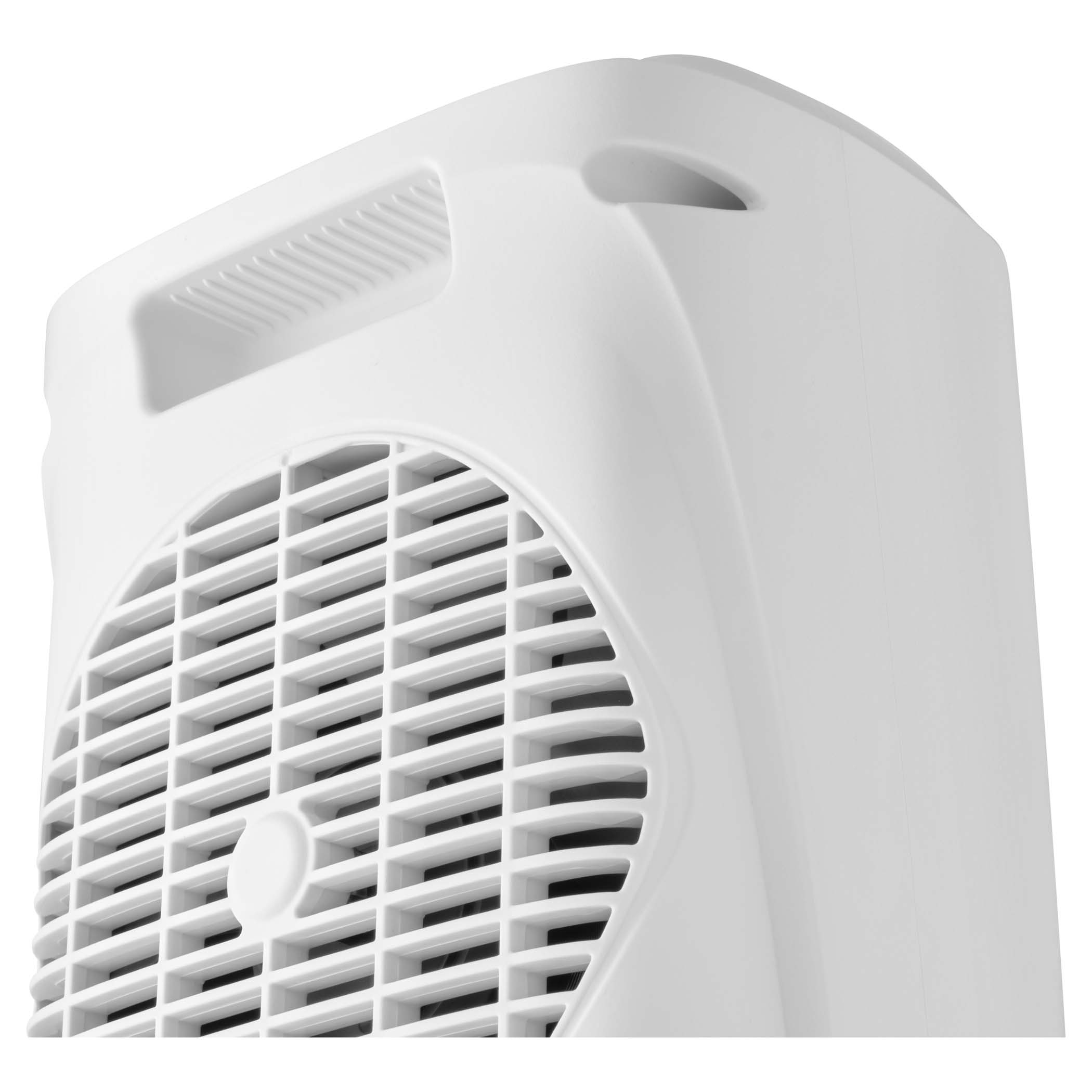 Un termoventilatore elettrico bianco su sfondo bianco. Ha una griglia, una maniglia e una presa d'aria, tutto in plastica bianca.