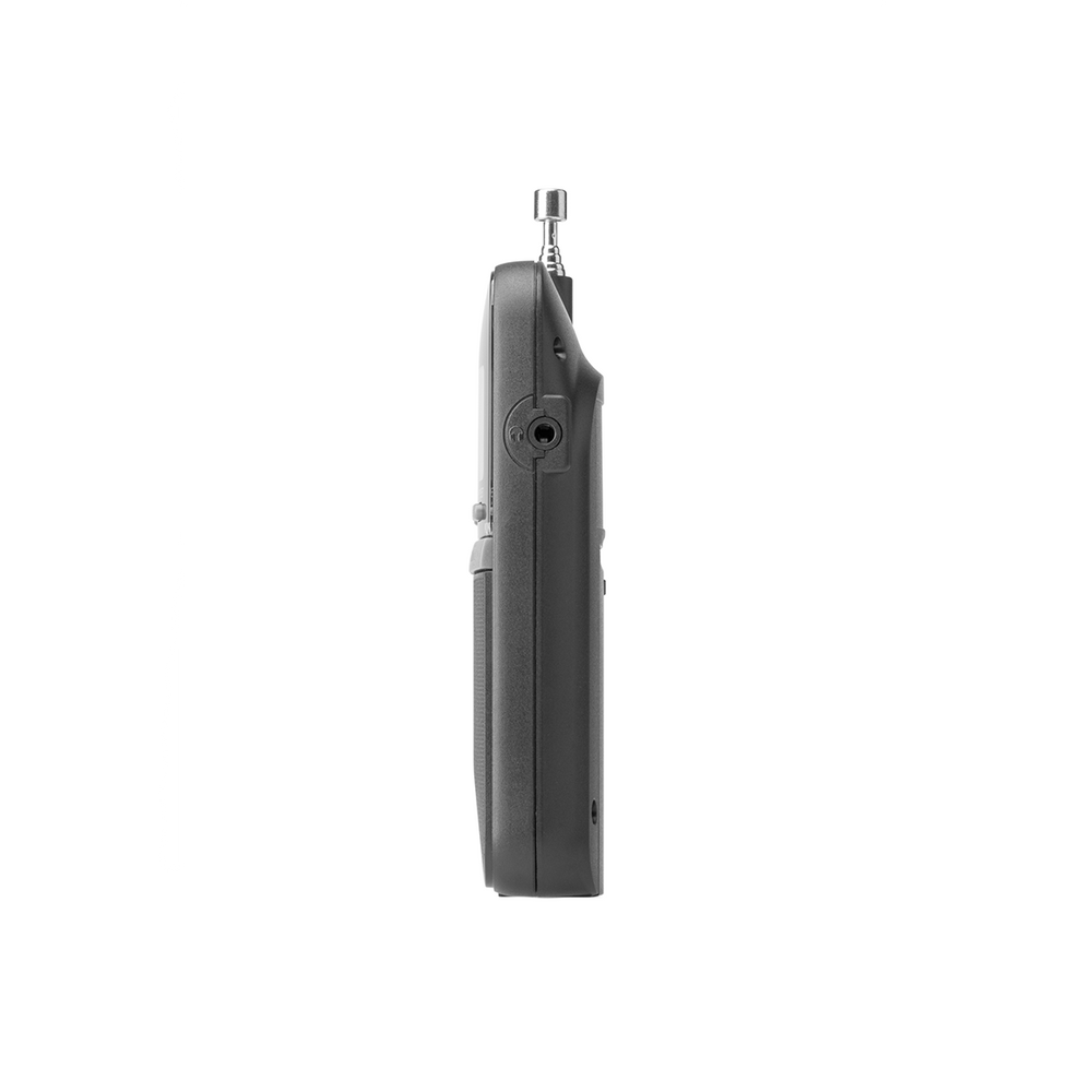 Widok z boku ciemnoszarego przenośnego radia. Posiada antenę, gniazdo słuchawkowe i inne przyciski. Tło jest białe.