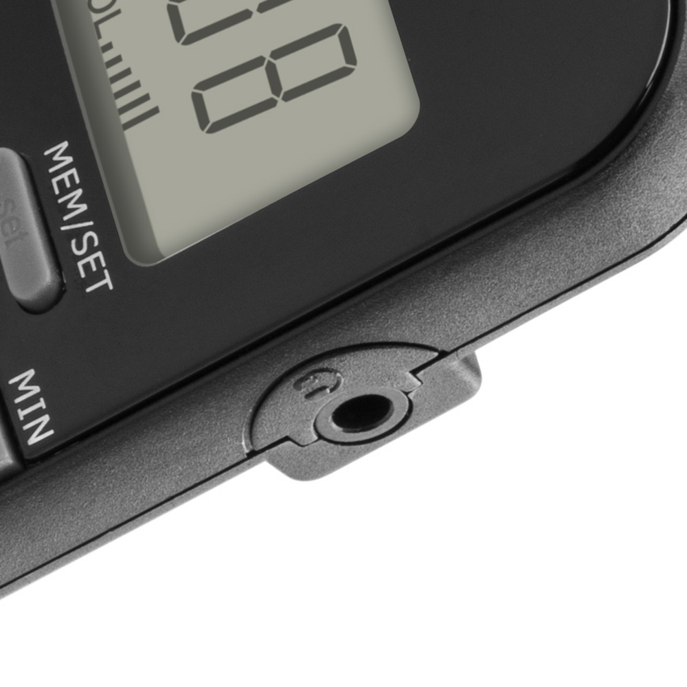 Zbliżenie czarnego urządzenia elektronicznego. Posiada wyświetlacz cyfrowy, przyciski i gniazdo słuchawkowe.