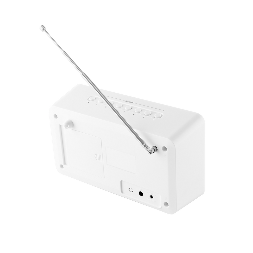 Białe radio ze srebrną anteną, przyciskami i portami. Antena jest wysunięta. Radio jest na białym tle.