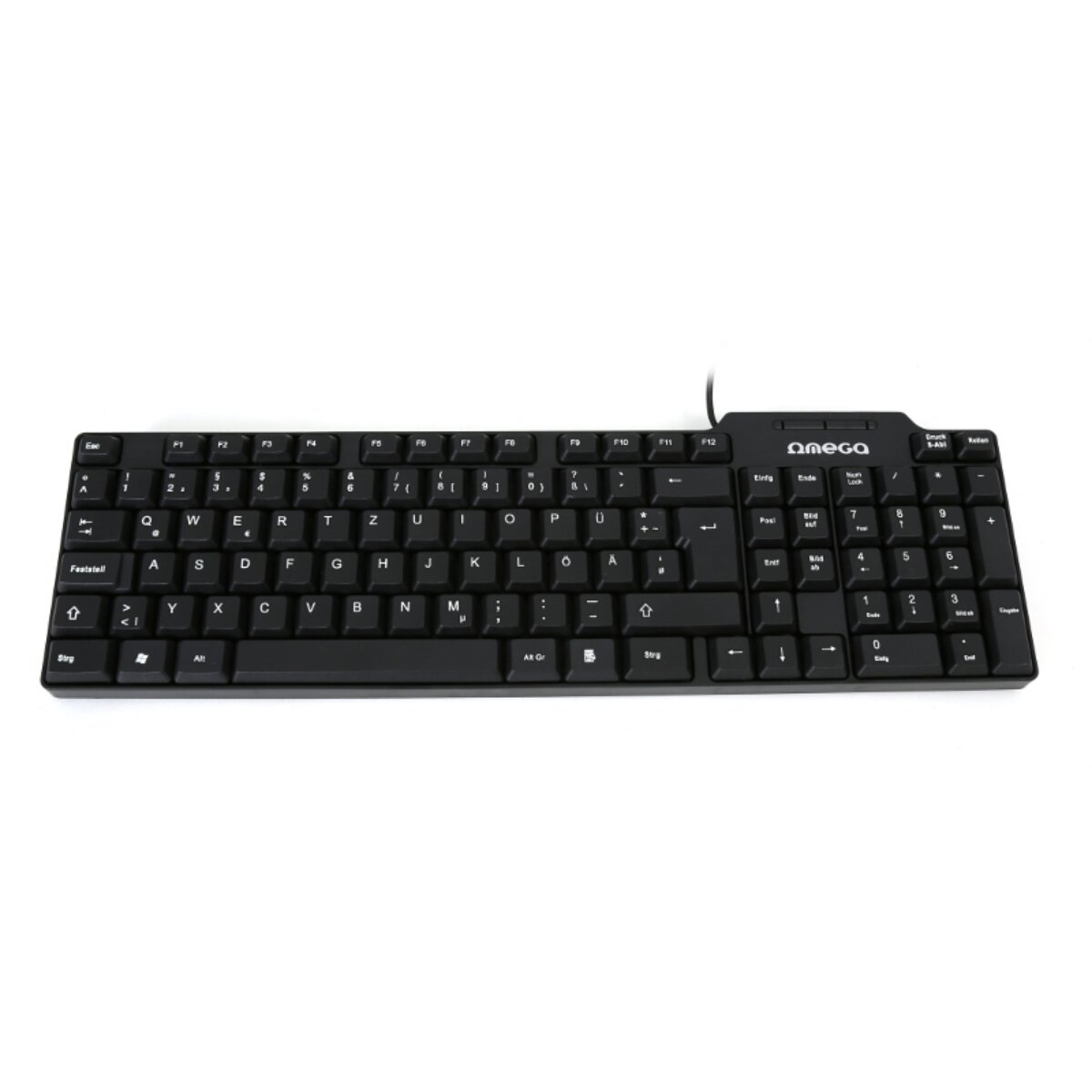 Un teclado Omega negro con teclas blancas. Se ven letras, números y teclas de función. Un cable lo conecta.