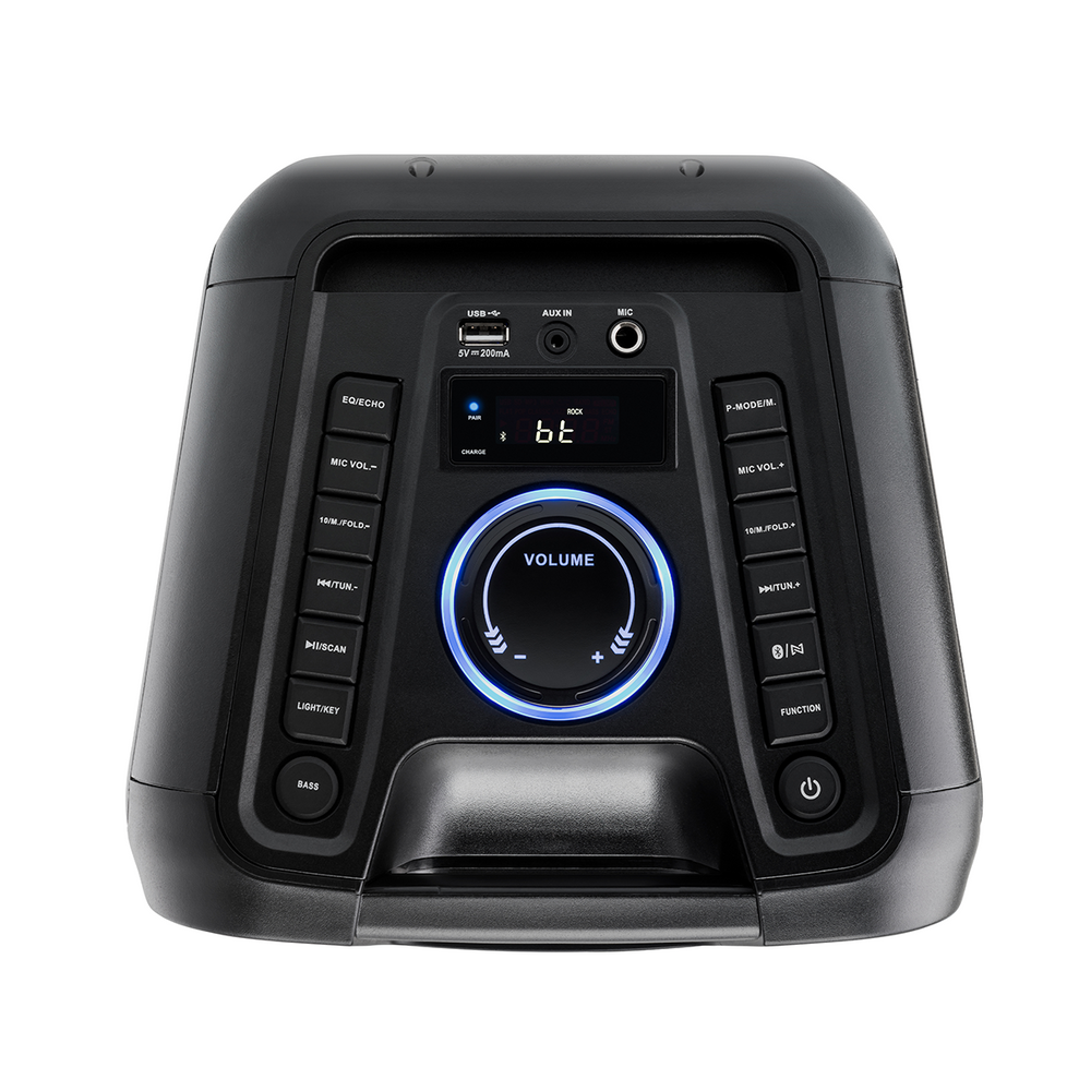 Czarny głośnik z przyciskami sterowania i pokrętłem głośności. Posiada wyświetlacz cyfrowy i różne porty wejściowe. Głośnik jest na białym tle.