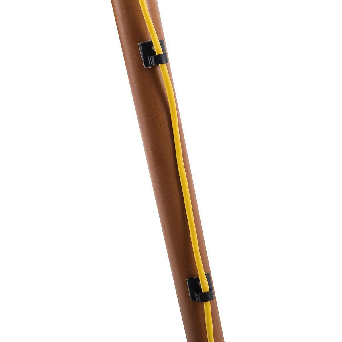 Un primo piano mostra una gamba di legno con un cavo giallo fissato con clip nere. Sfondo bianco.