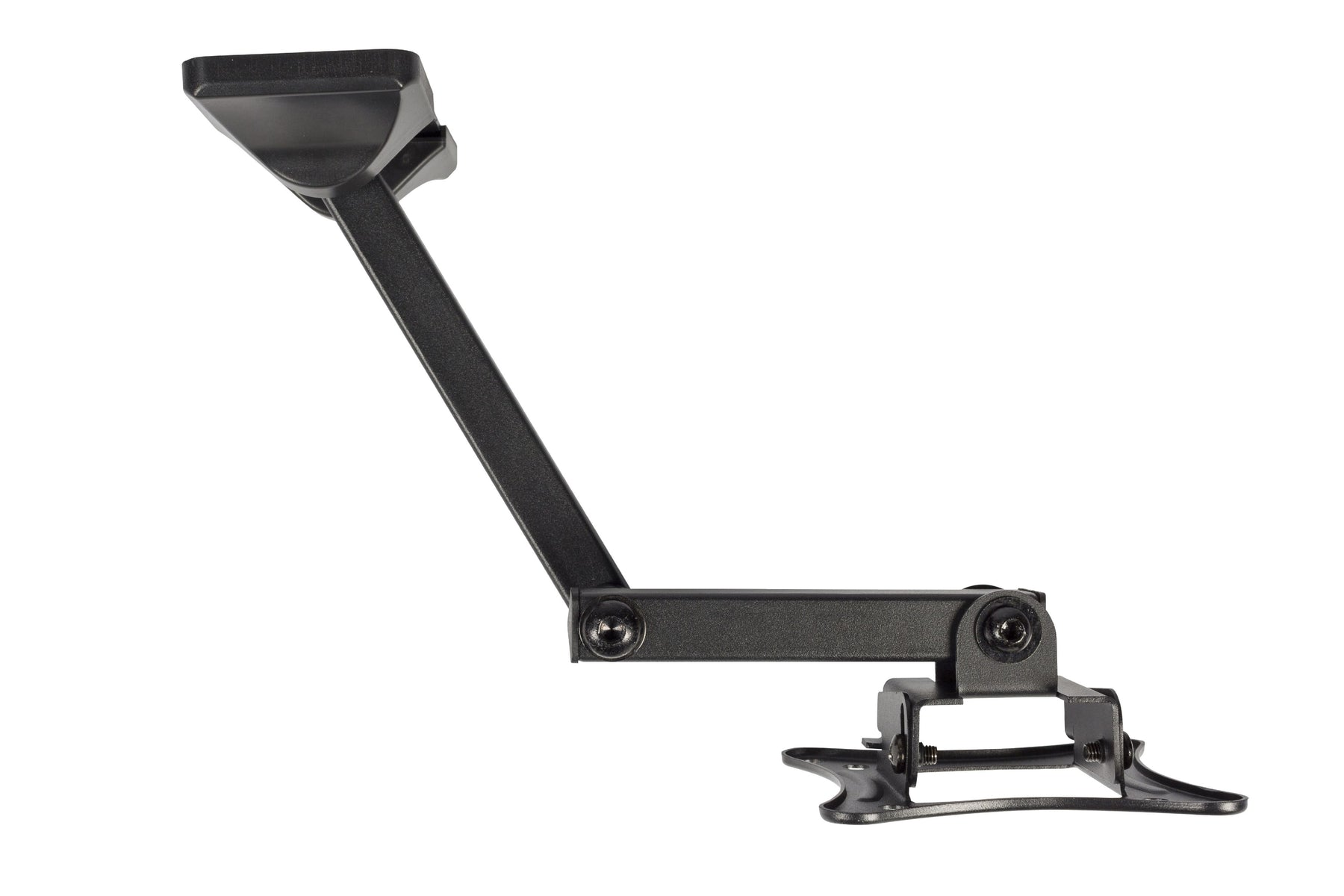 Een zwarte projectorbeugel met een schuine arm en een montagebeugel, geïsoleerd op een witte achtergrond.