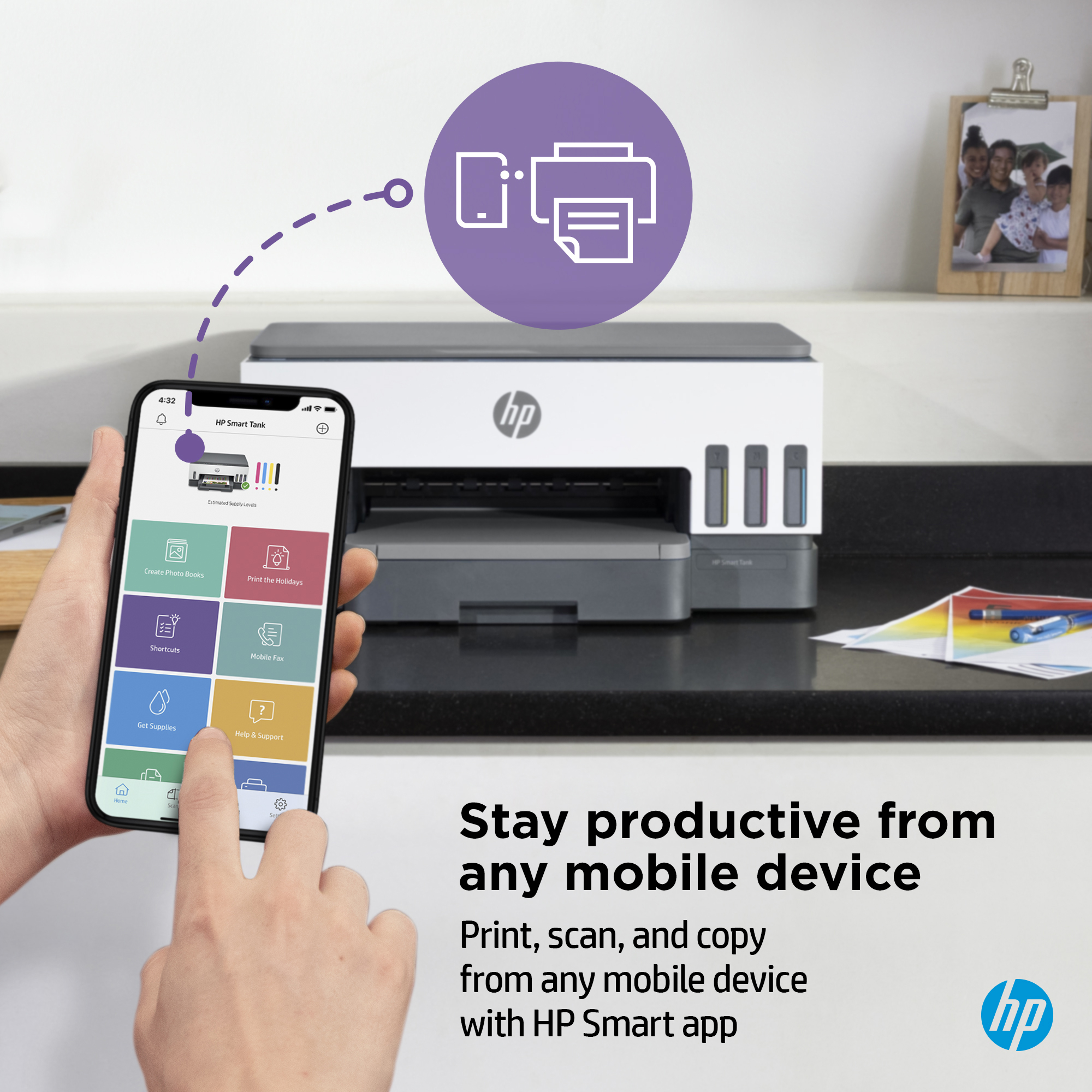 Eine Hand hält ein Telefon mit der HP Smart App. Ein HP-Drucker steht dahinter. Der Text lautet 'Bleiben Sie produktiv...'