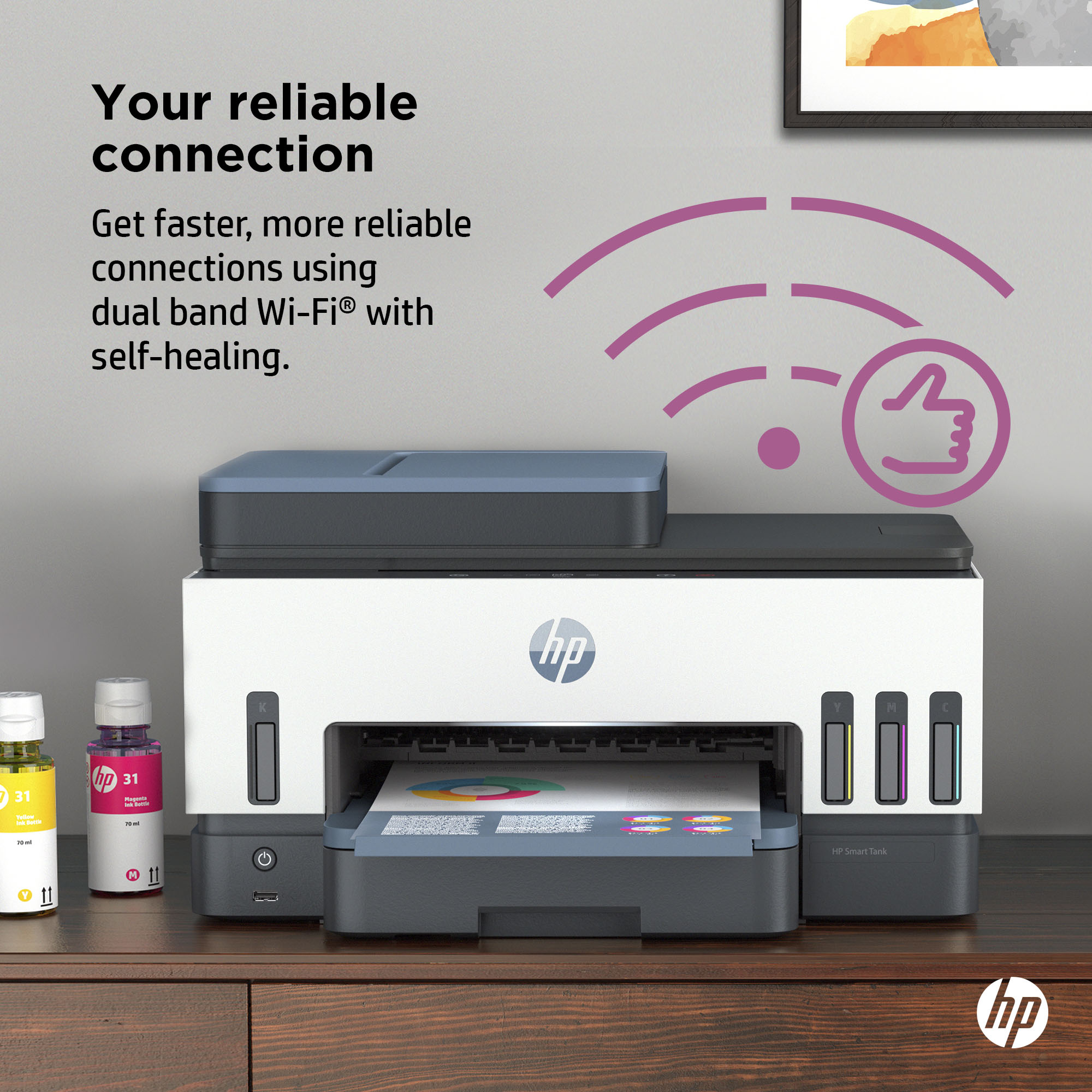 Una impresora HP con botellas de tinta, símbolo de Wi-Fi y pulgar hacia arriba. El fondo es una mesa de madera.