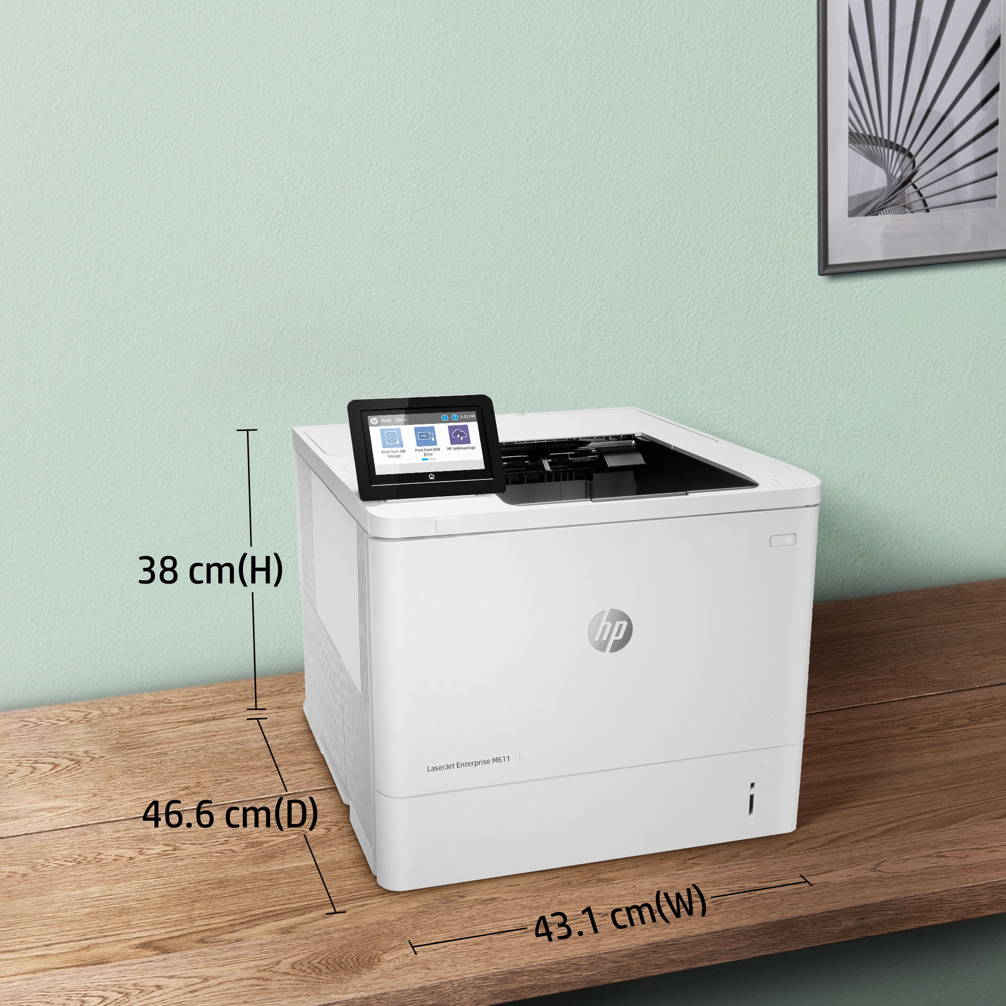 Biała drukarka HP LaserJet na drewnianym biurku. Wymiary są oznaczone. Obraz wisi na jasnozielonej ścianie.