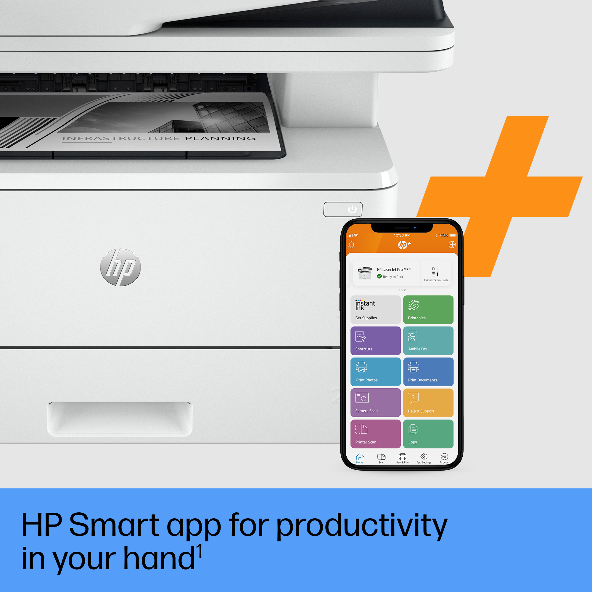 Une imprimante HP avec un téléphone affichant l'interface de l'application HP Smart. L'imprimante imprime un document.